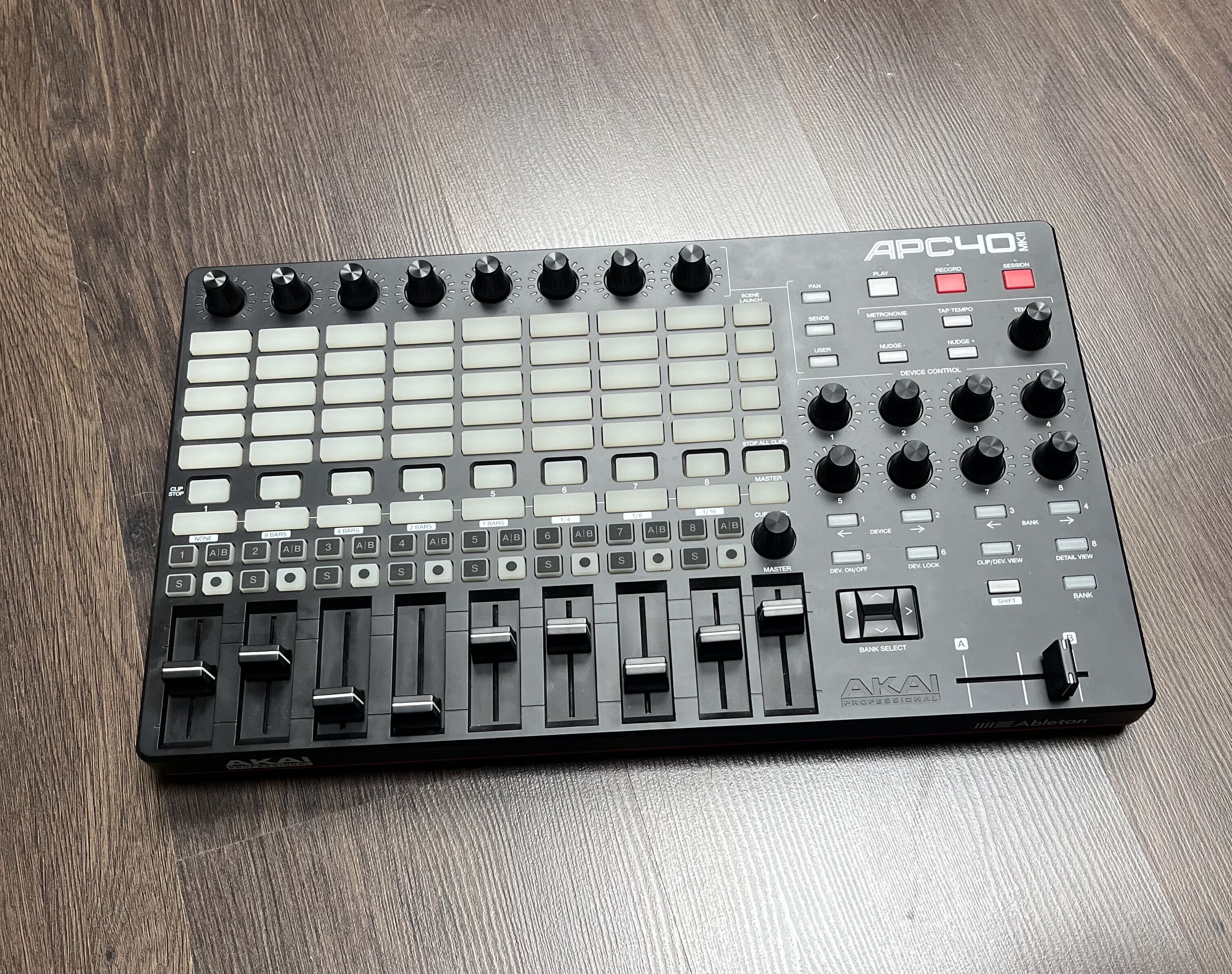 Vds Akai APC 40