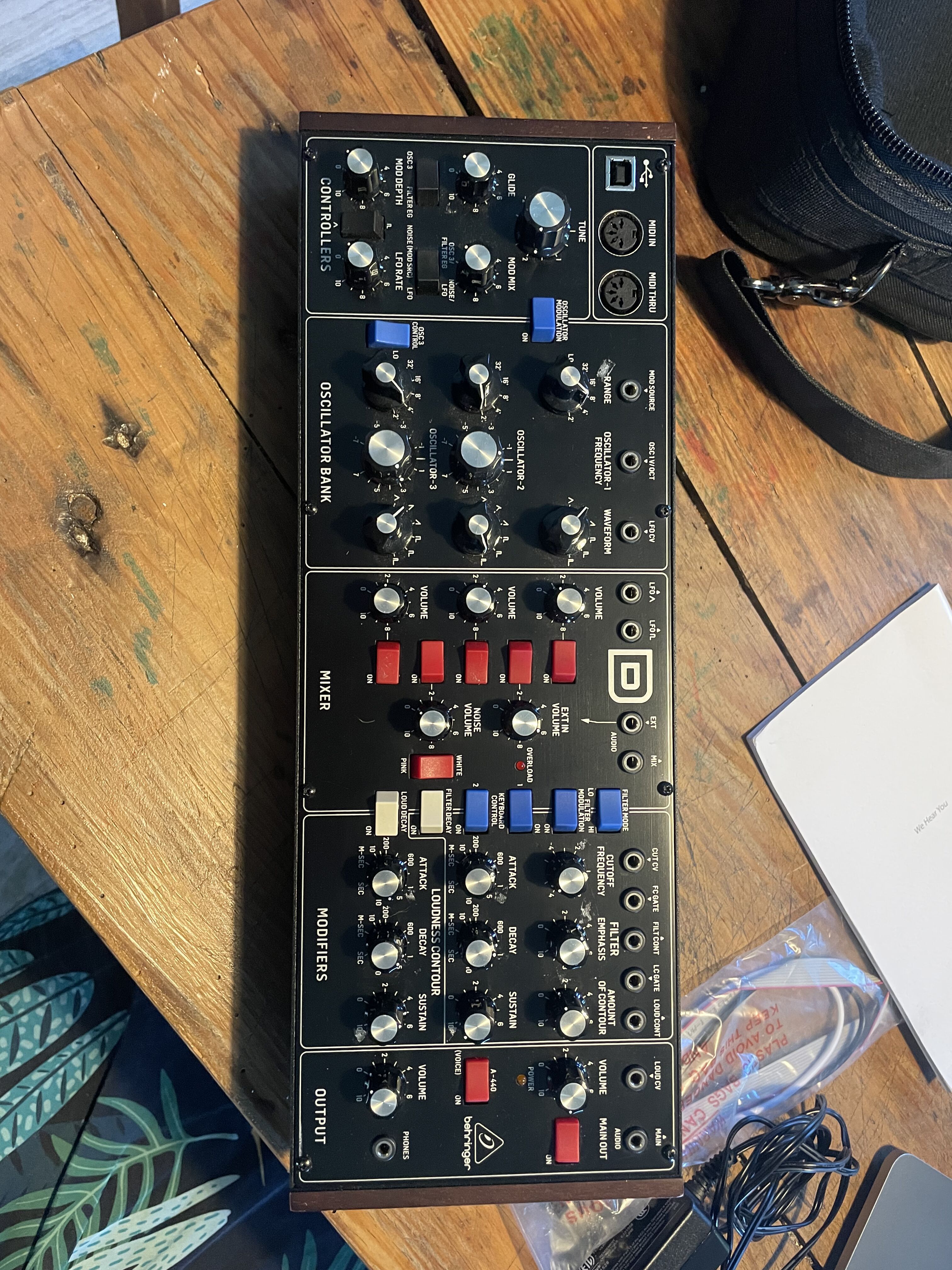 Vends Behringer Model D