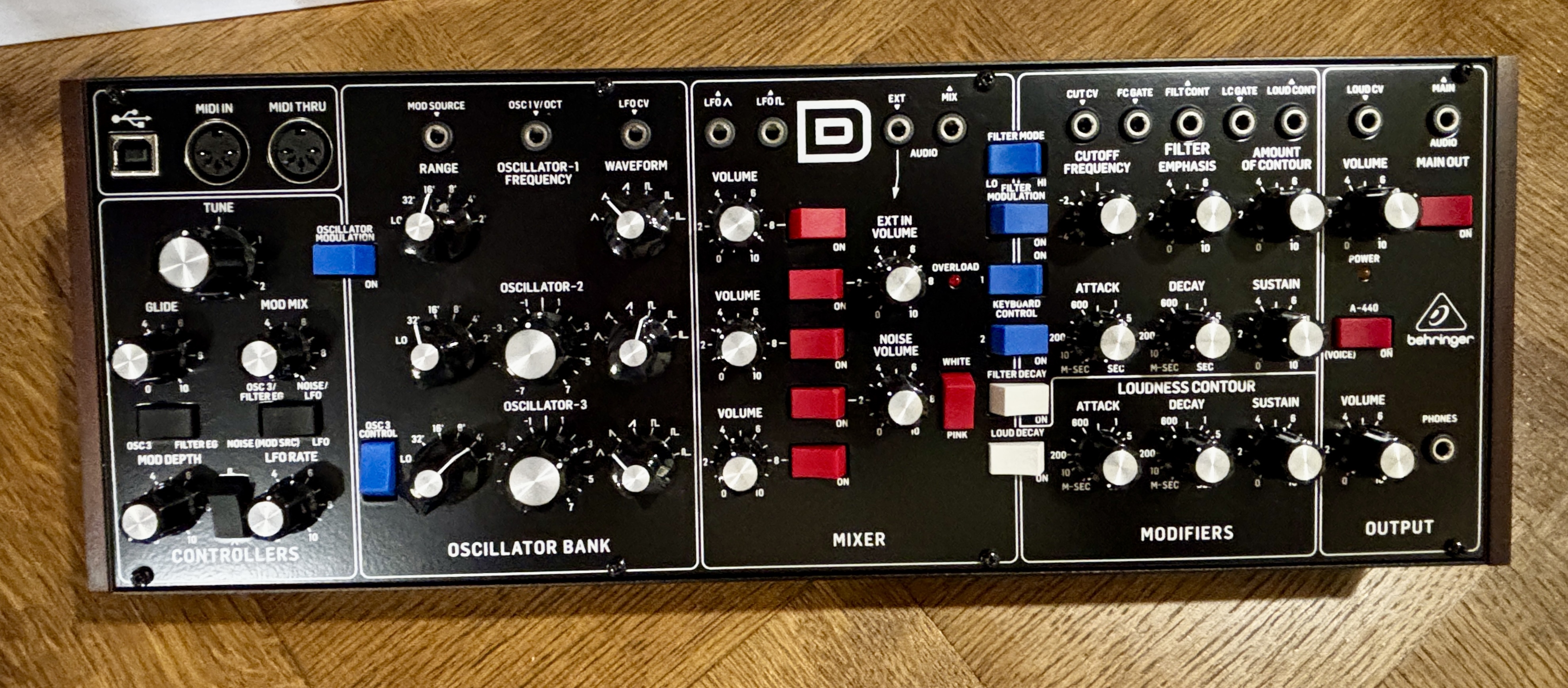 Behringer Model D (46875)