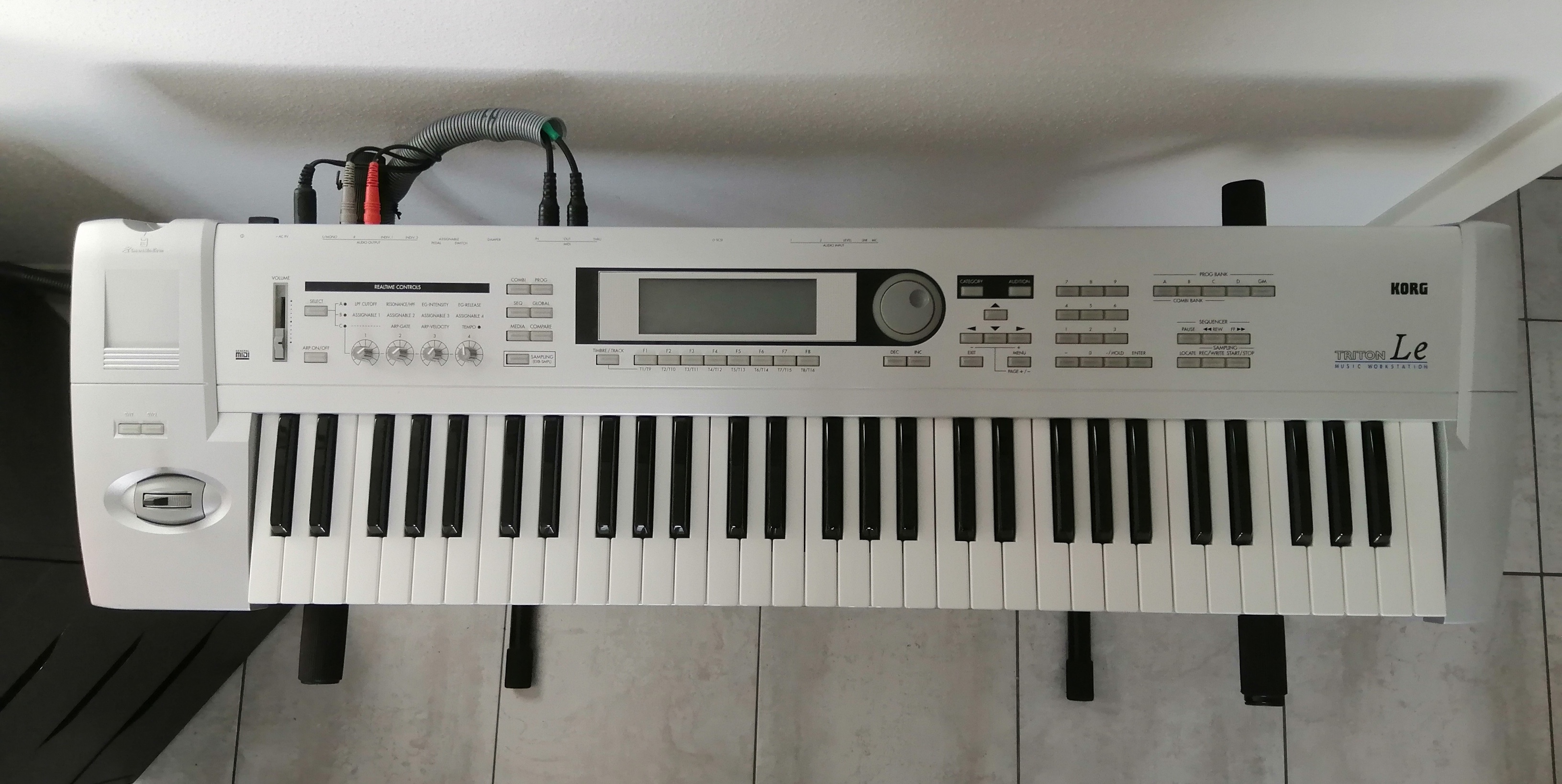 Vends Workstation Korg Triton LE 61