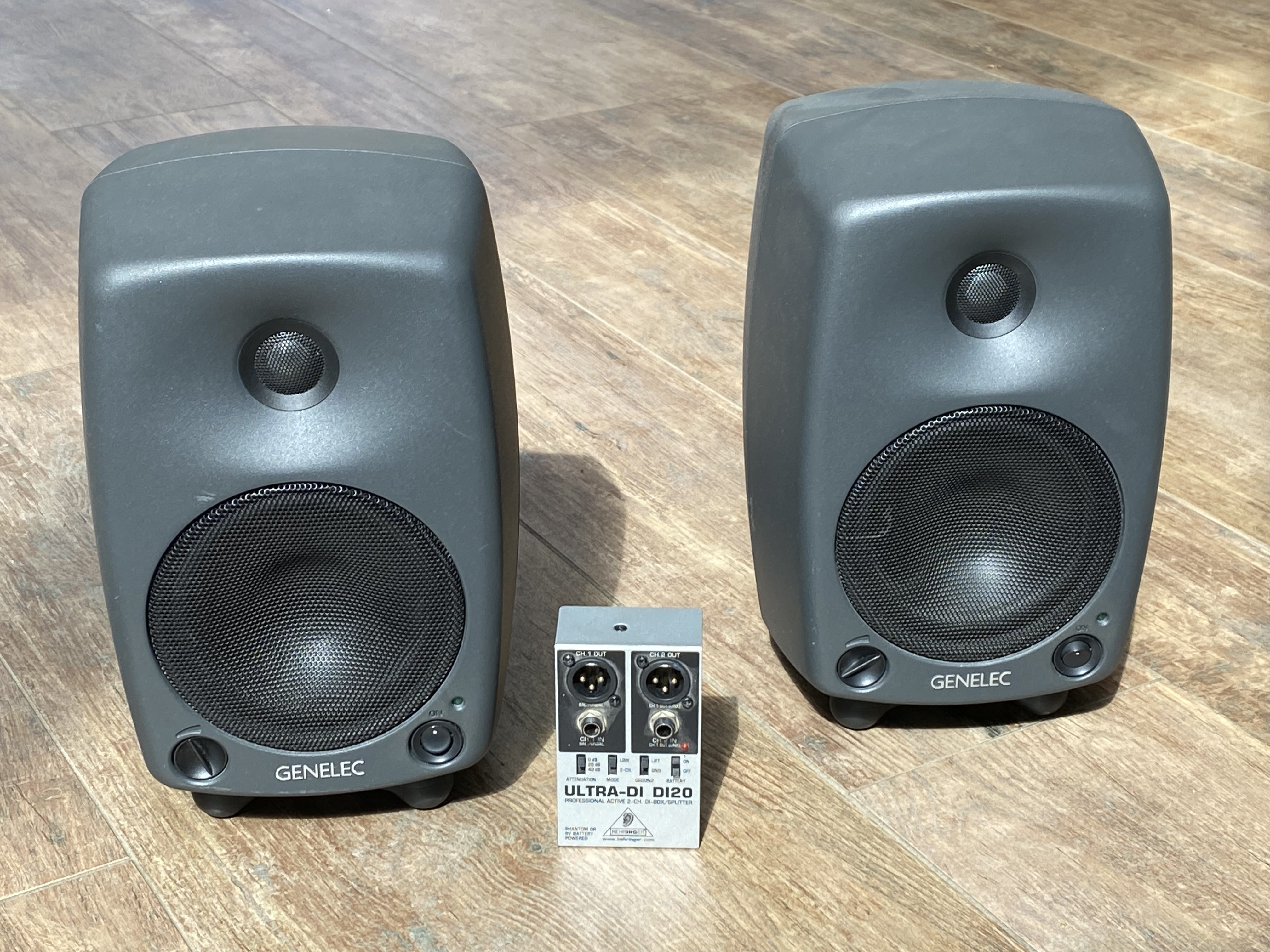 vends 2 enceintes de monitoring actives GENELEC 8030A
