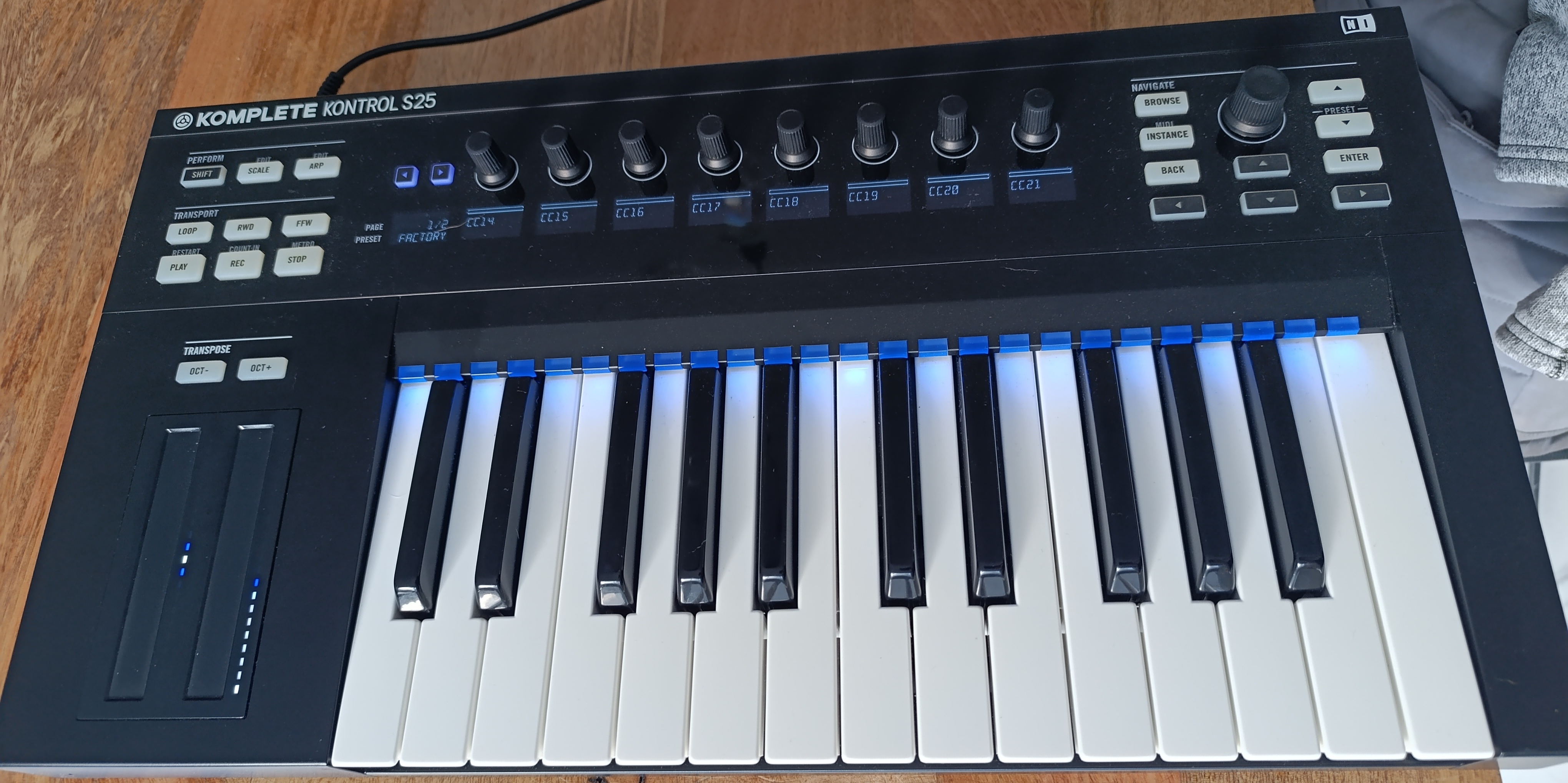 Vends Clavier midi komplete kontrol S25 native instruments dans sa boite d'origine