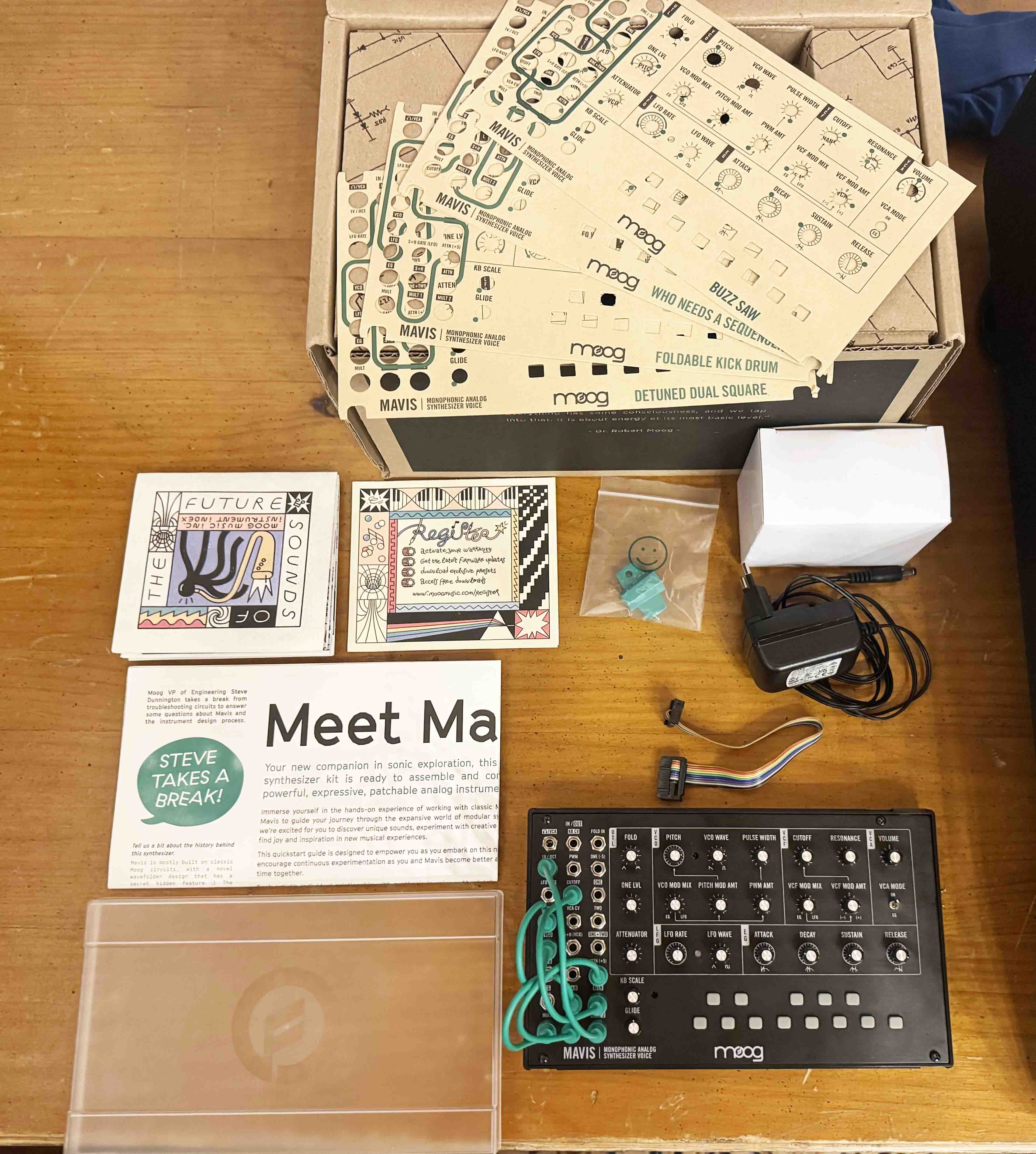 Vends Moog Mavis complet avec goodies, kit boutons, boite d'origine, alimentation, couvercle et facture !!!