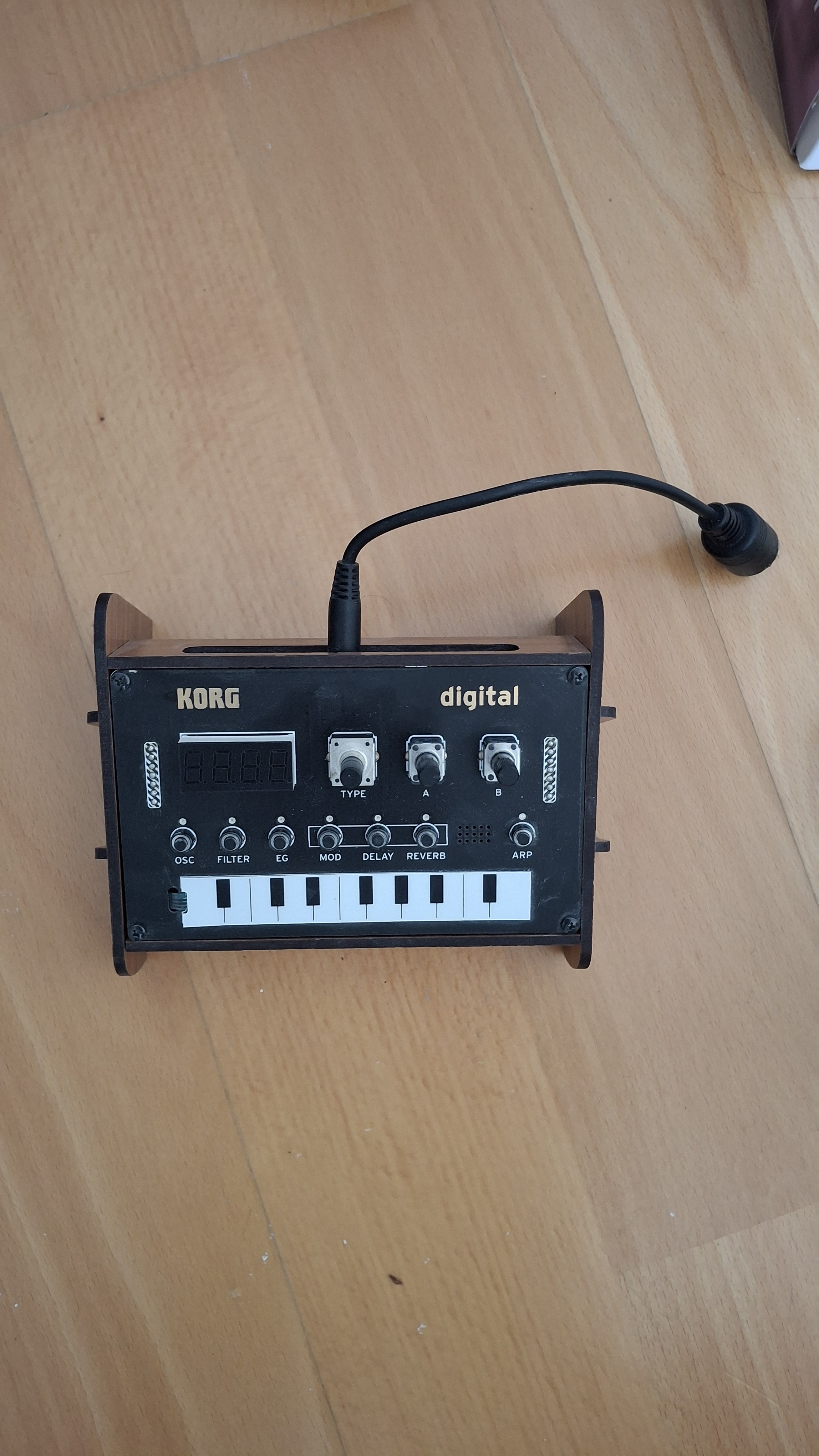 NTS-1 avec stand en bois