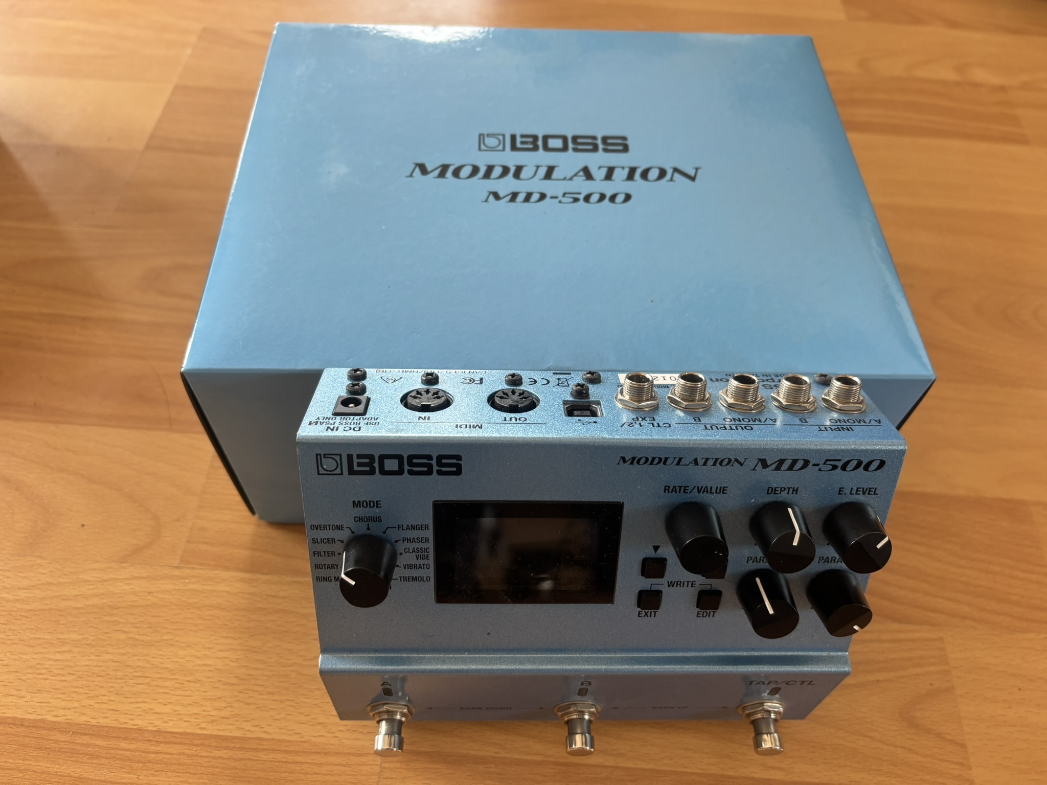 Boss MD500 avec la boîte