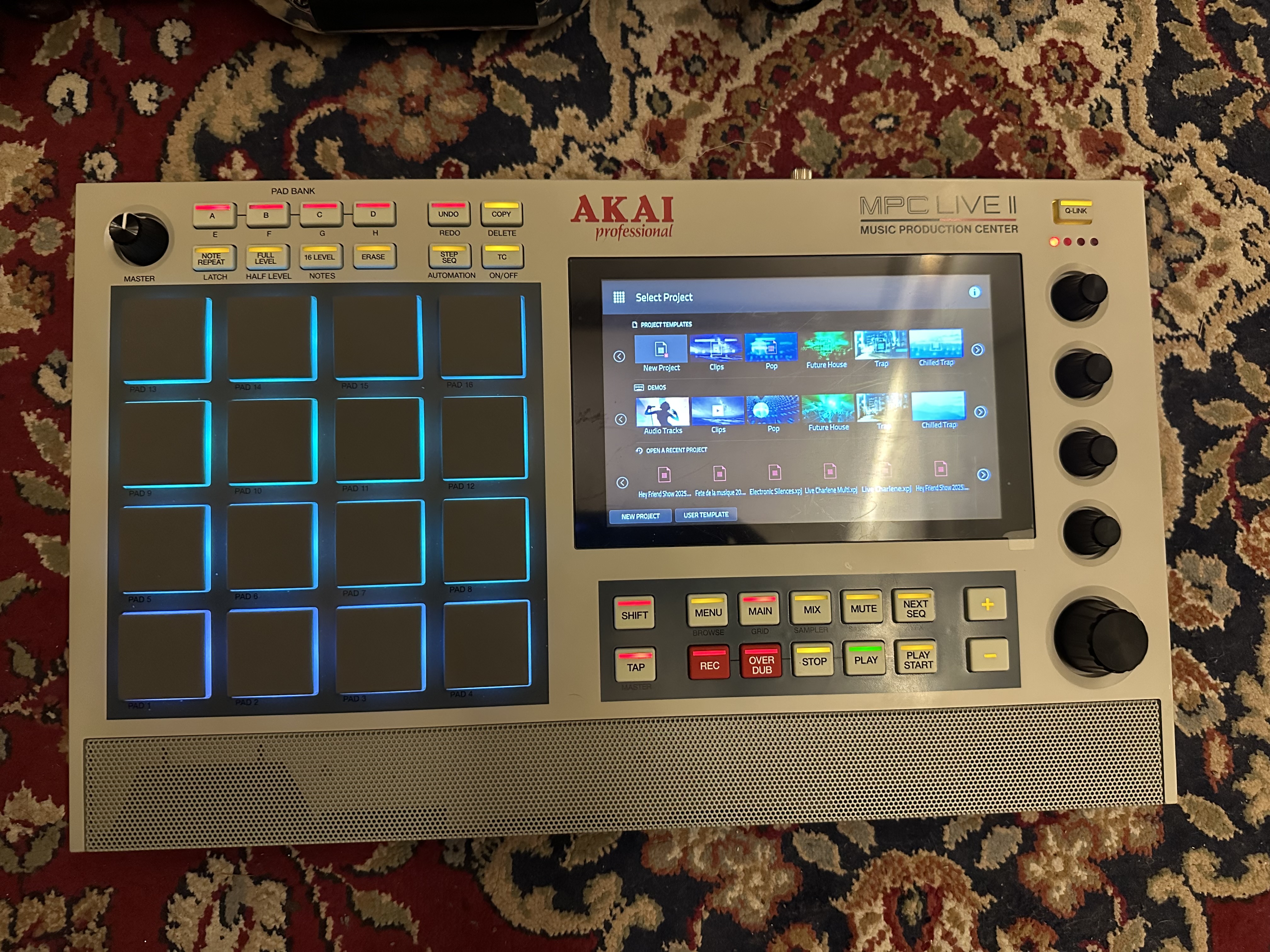 Vends MPC Live II rétro édition + flight case + SD Card
