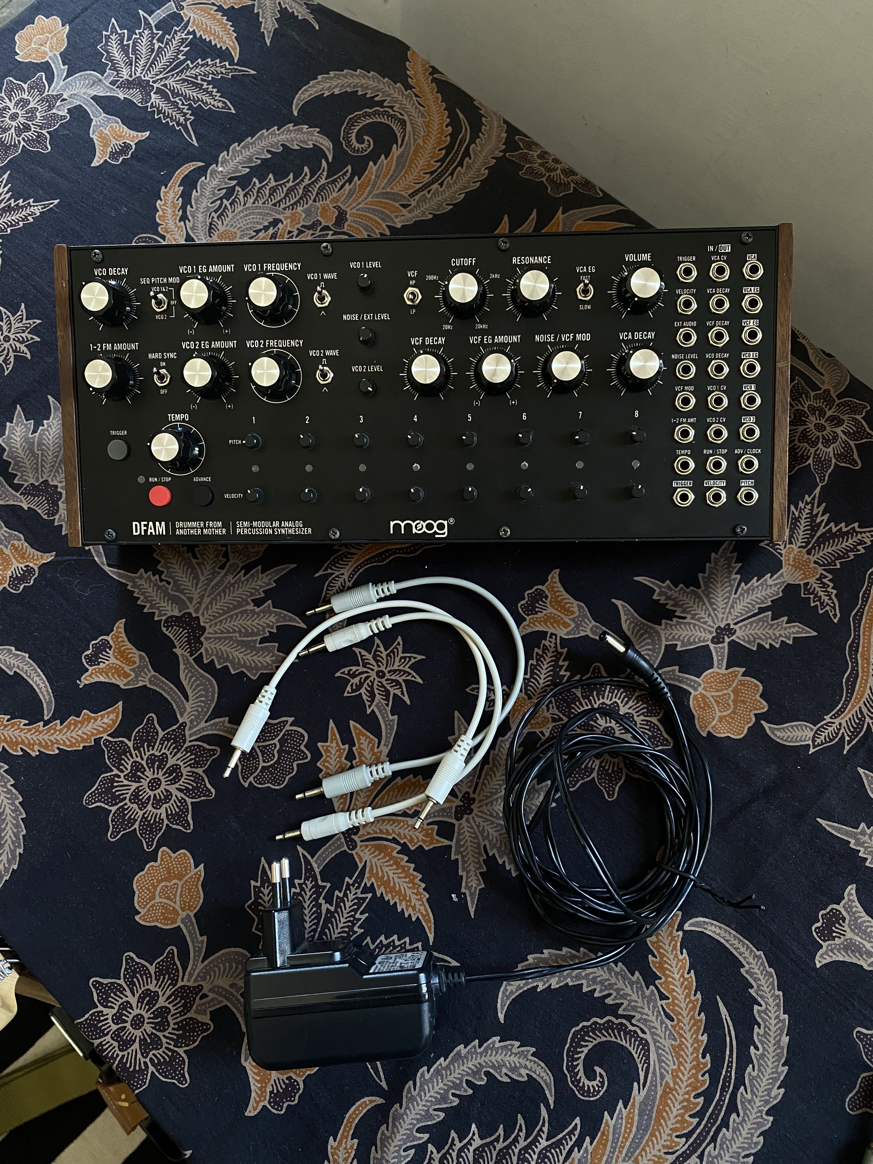 MOOG DFAM (Synthétiseur de percussions analogique semi-modulaire)
