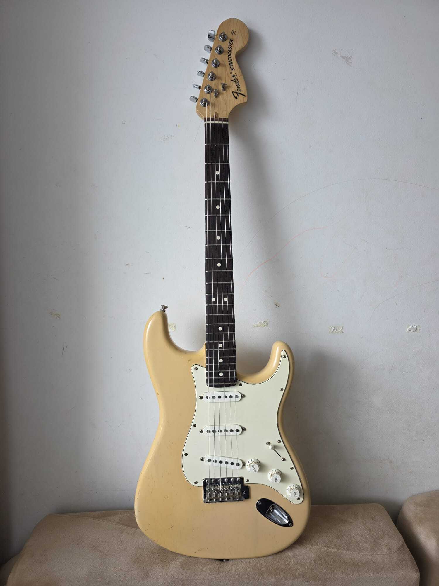 Fender Stratocaster USA 2005 – Honey Blonde White ??