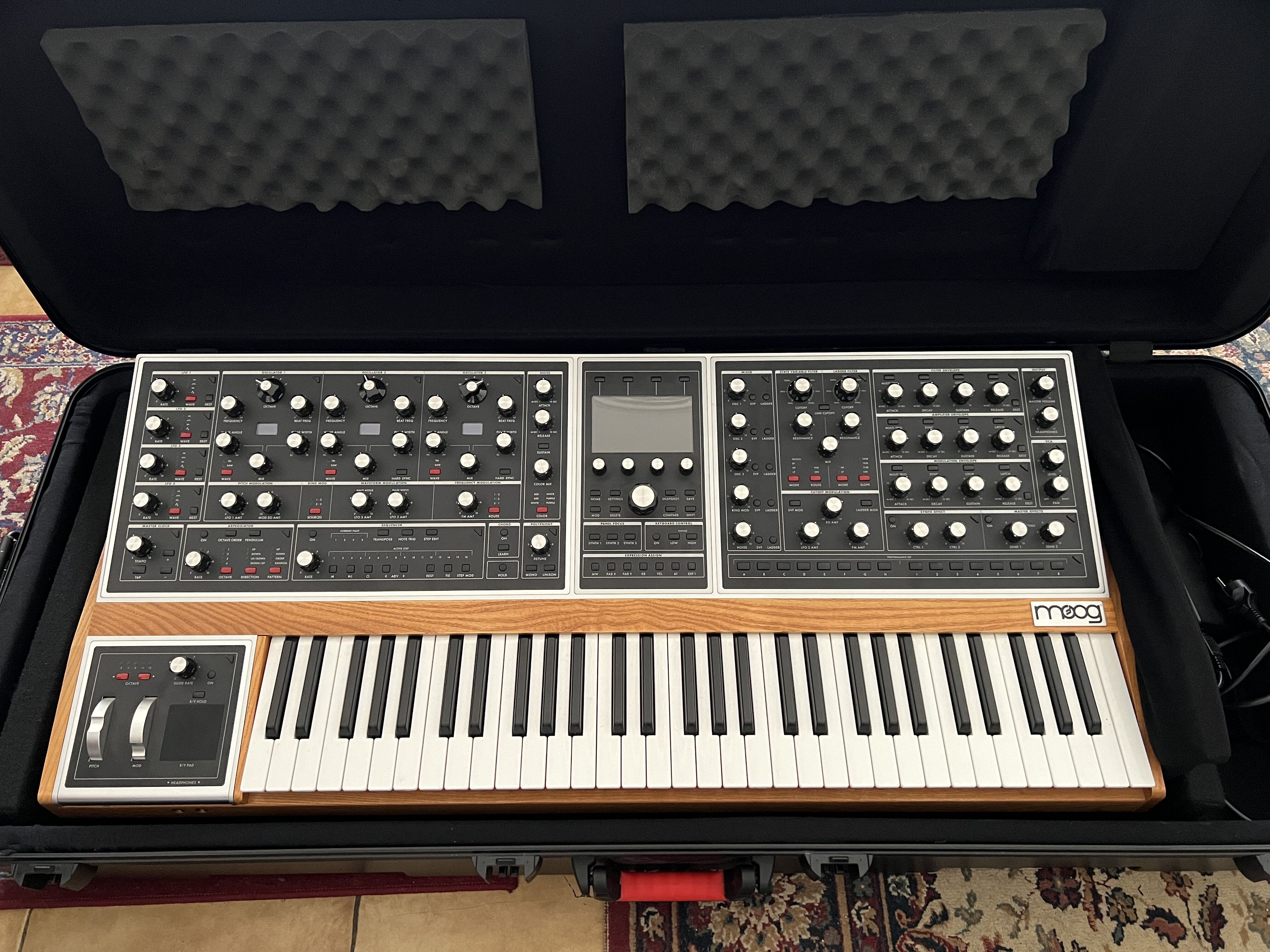 Moog One 16 + Flightcase Gator à roulettes