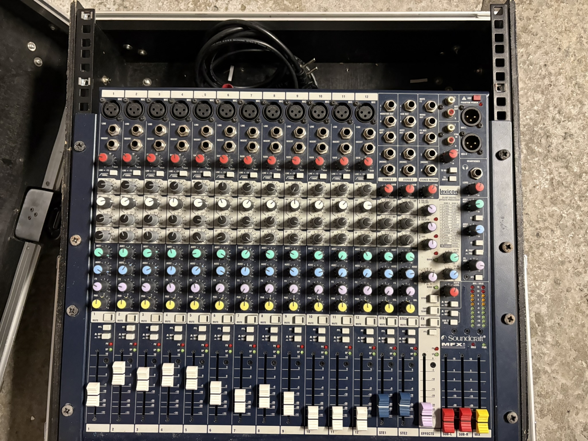 soundcraft EFX12 en flight case