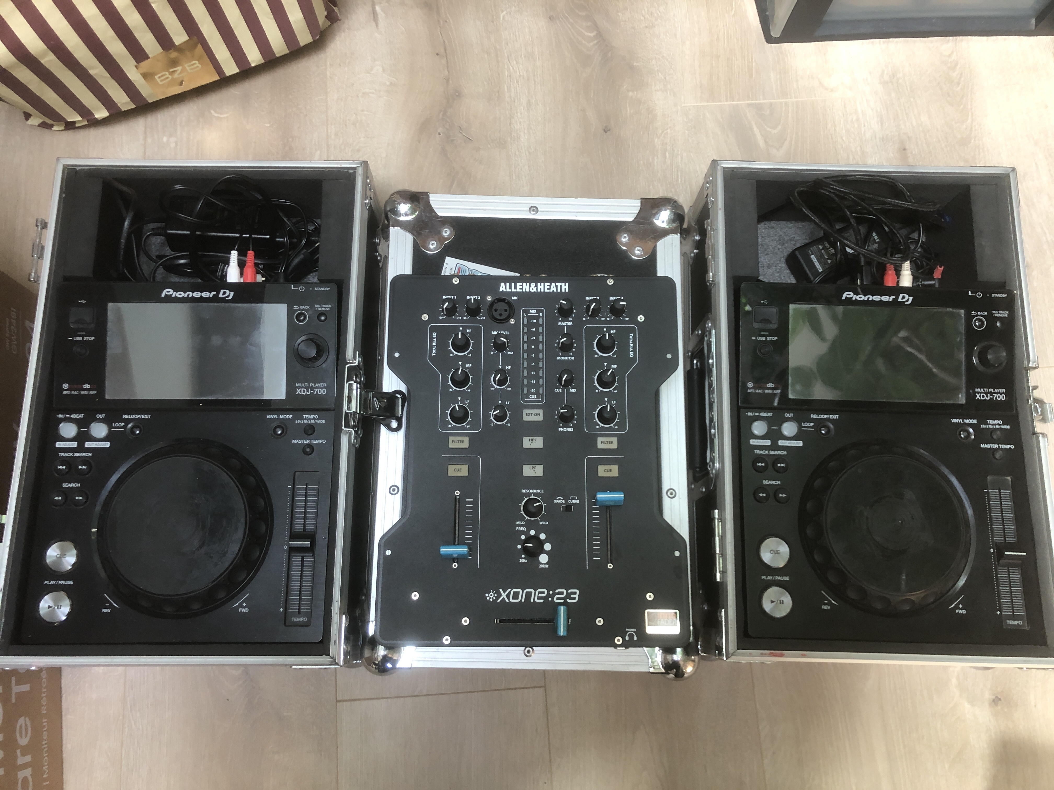 Platines DJ Pioneer XDJ-700 + Allen & Heath Xone 23
