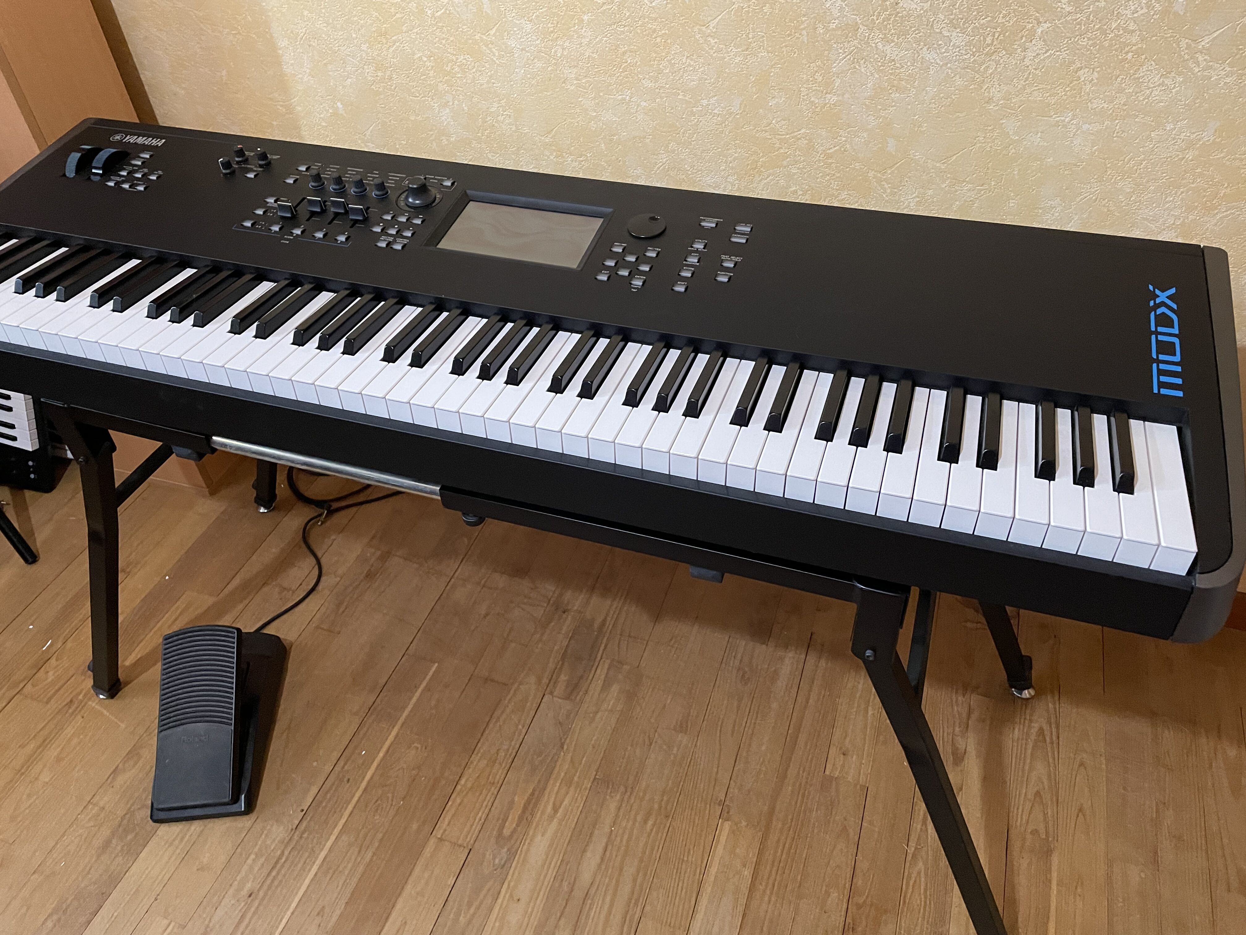 Vends Yamaha MODX8 + housse à roulettes