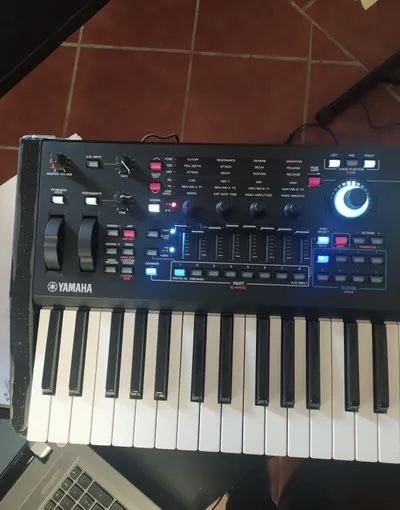 Yamaha MODX6 – Excellent état – Synthétiseur de travail professionnel léger