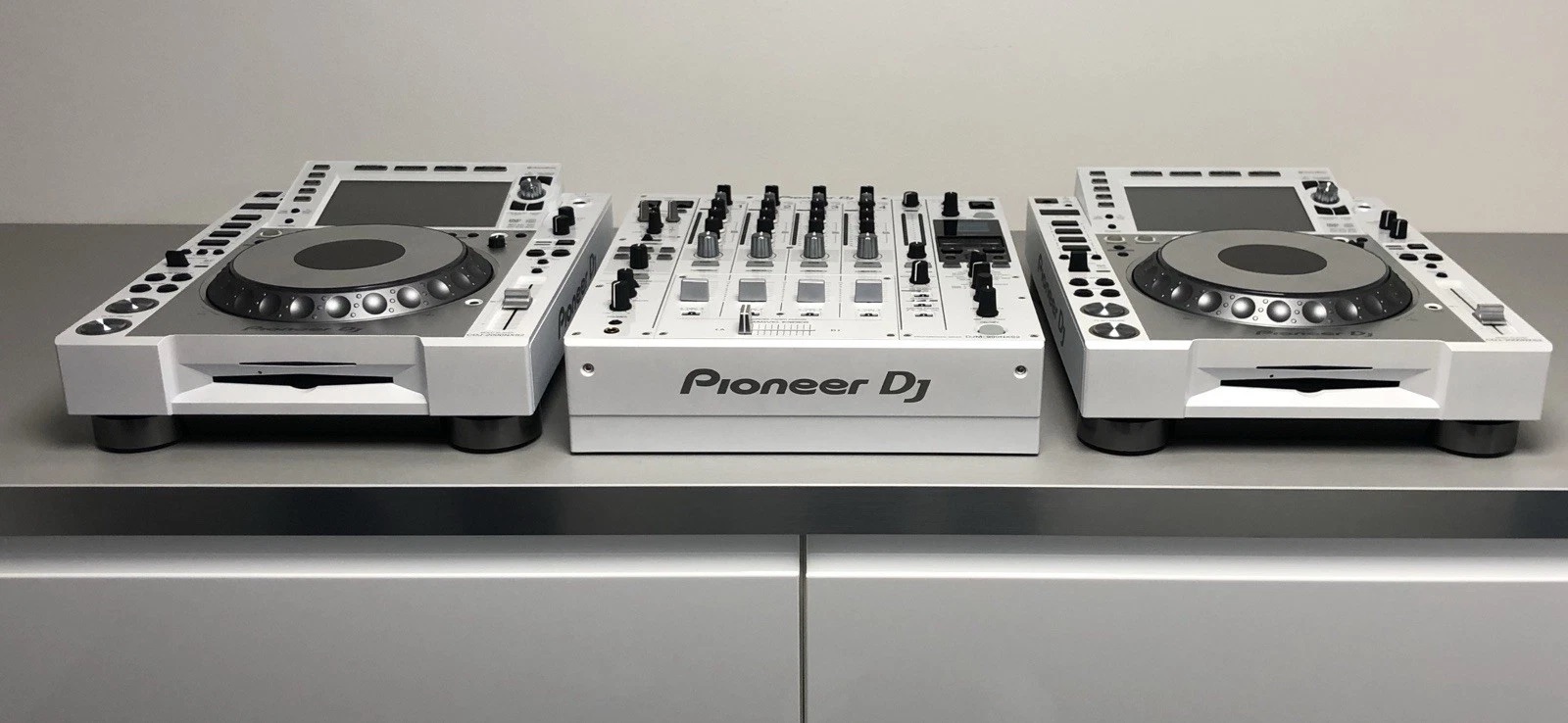 2 x Pioneer CDJ 2000 blancs + DJM 900W + RMX 1000W + Accessoires