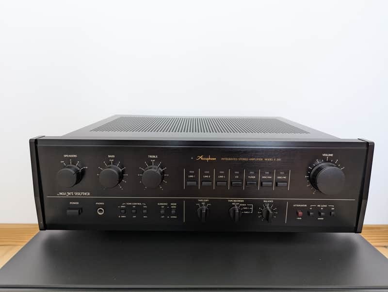 Amplificateur intégré Accuphase E-205 – L'excellence vintage de la haute-fidélité japonaise.