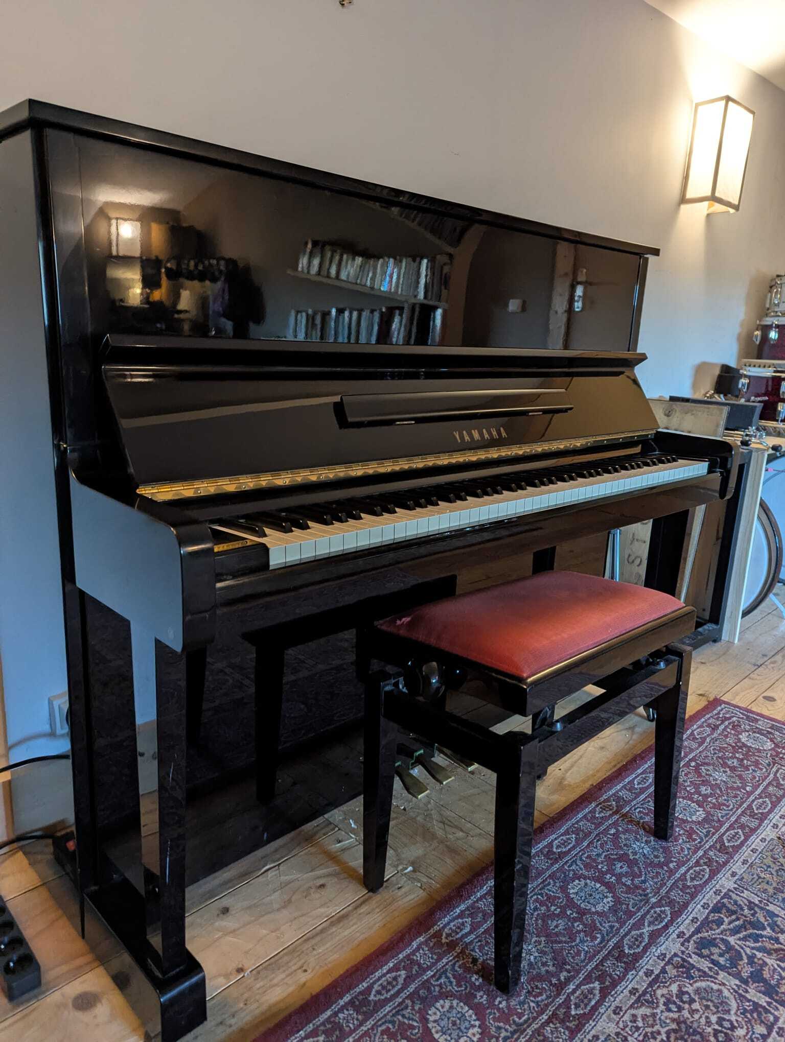 Piano droit Yamaha MC301 (Équivalent U1) – Excellent état (Studio)