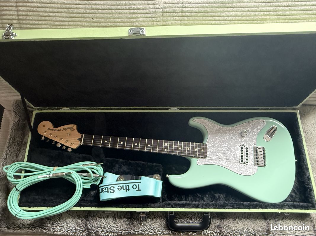 Fender Stratocaster Tom DeLonge – Surf Green + flight case + strap + goodies
