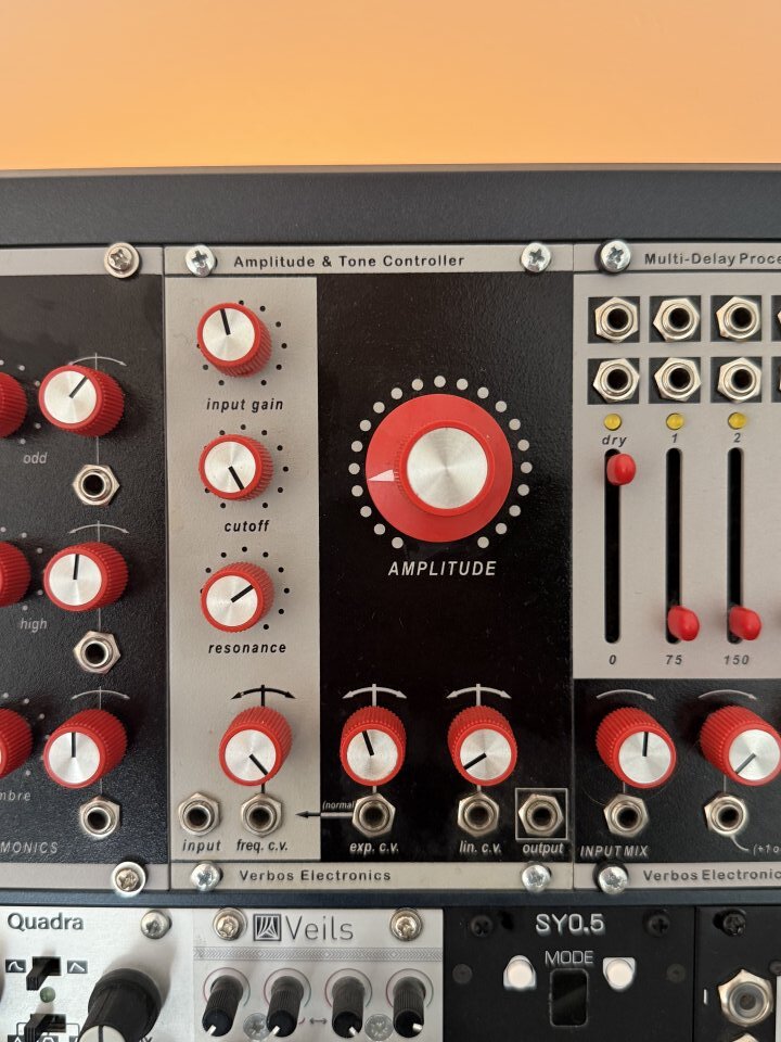 Vends Amplitude & Tone Controller (ancien modèle) - excellent état
