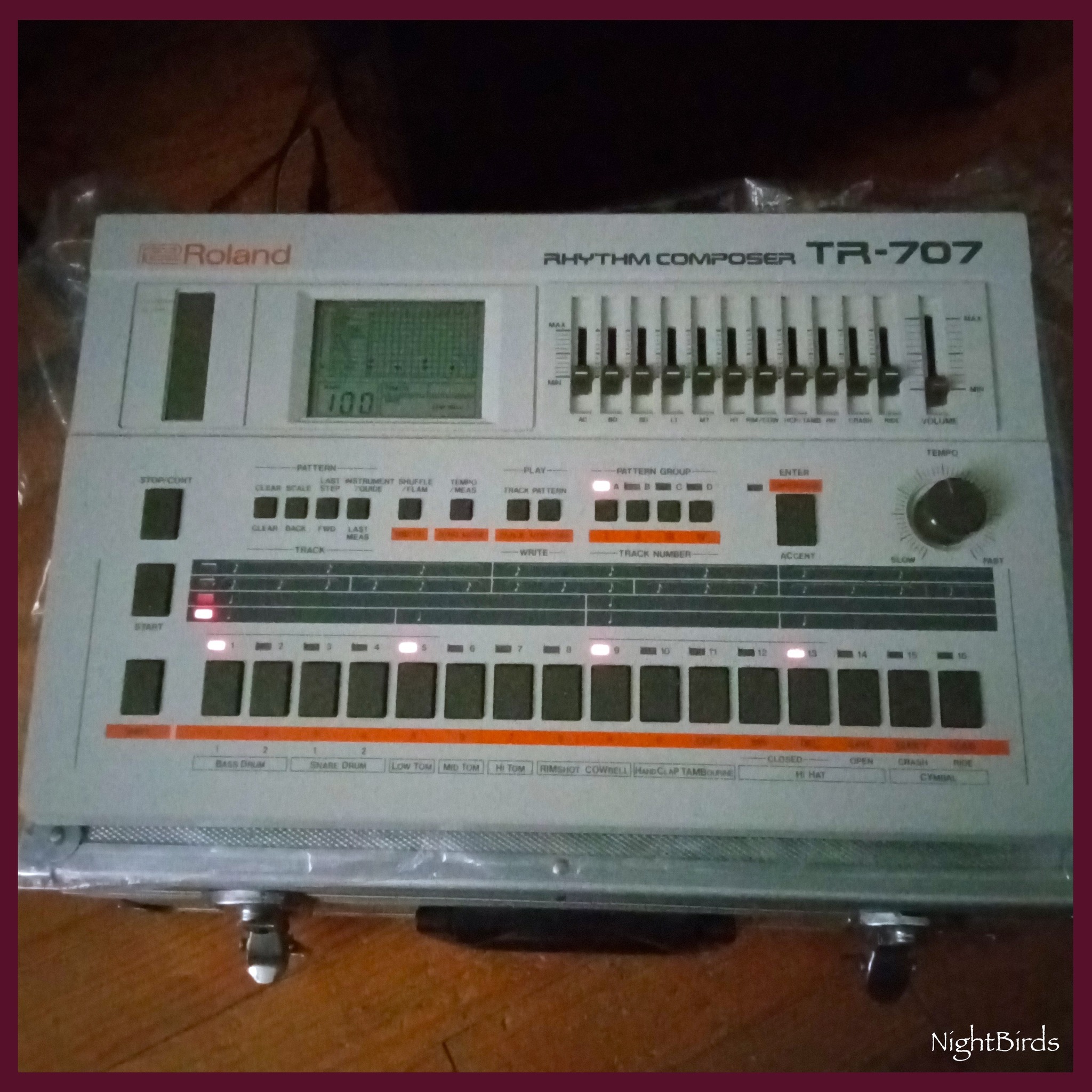 VENDS ROLAND TR-707 AV. 2x MANUELS, TRANSFO ORIGINAL + MALLETTE MÉTAL