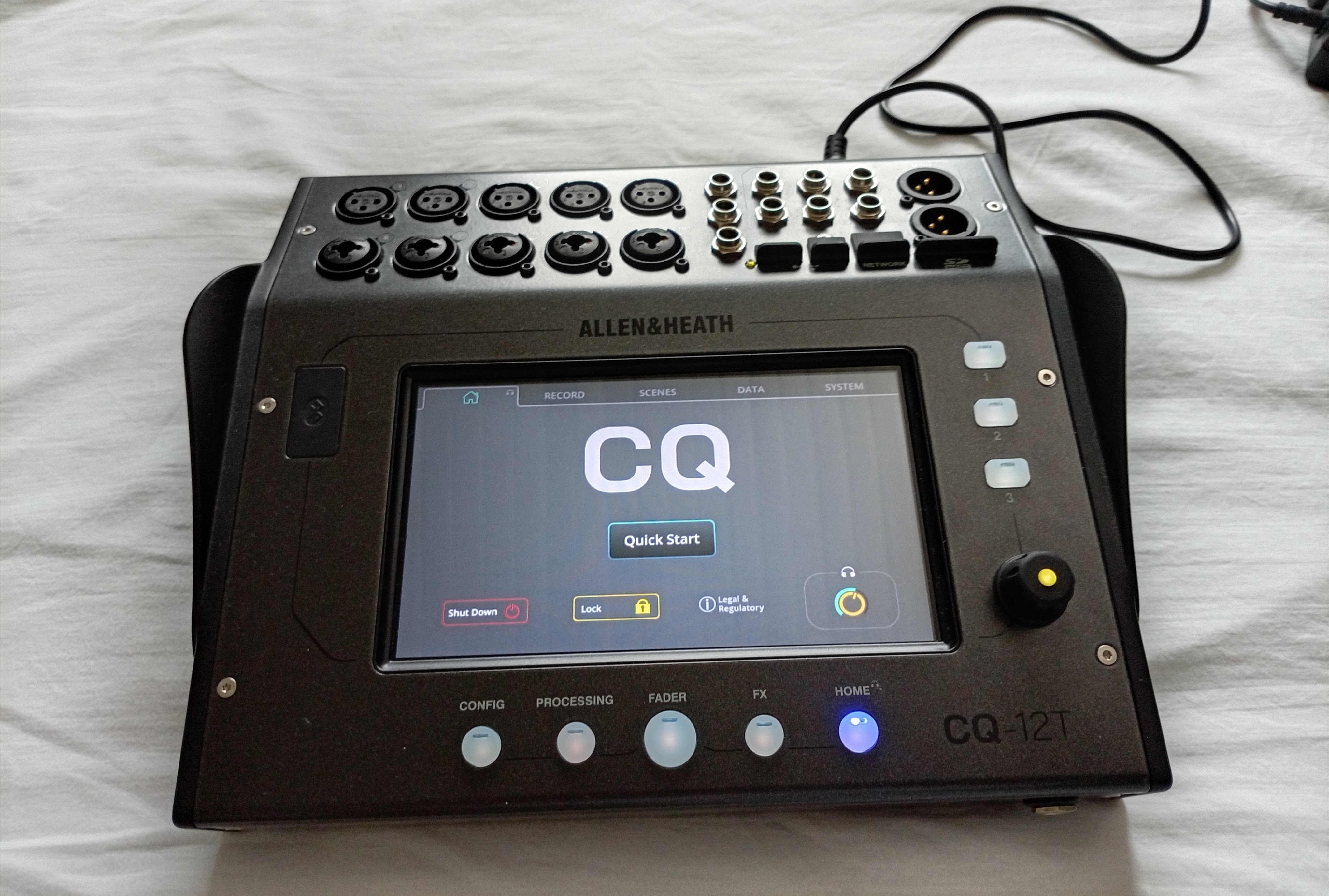 Vends Table numérique Allen & Heath CQ12-T/ Etat neuf/ garantie 2/2028. Idéal Fête de la musique et studio