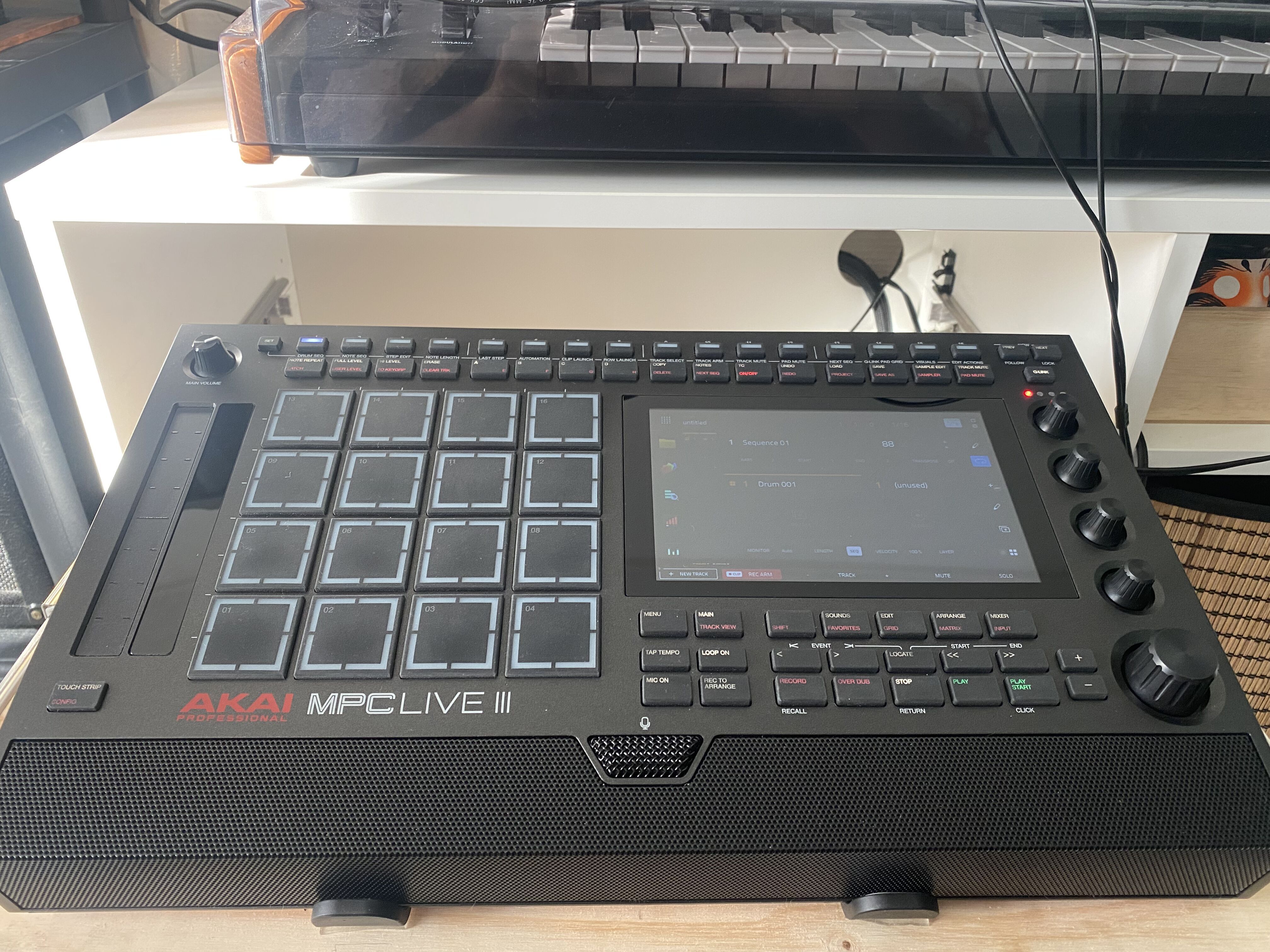 Vends MPC Live 3 très peu utilisée toujours sous garentie.