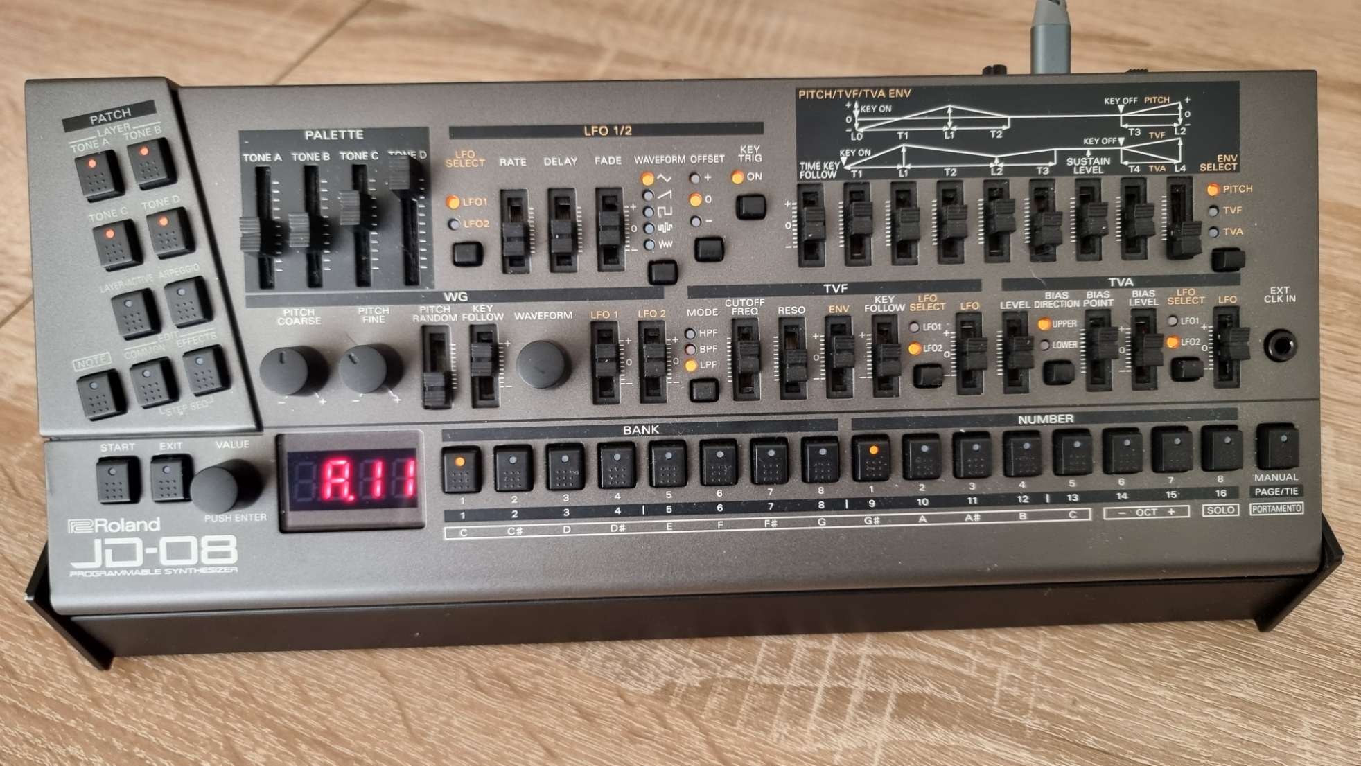 Roland JD-08 + Stand optionnel DK-01