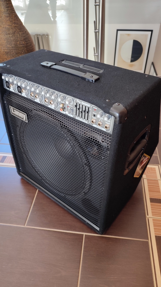 AMPLI LANEY AH300 - 300W - Combo multi-entrées / ETAT NEUF + HOUSSE ROQSOLID