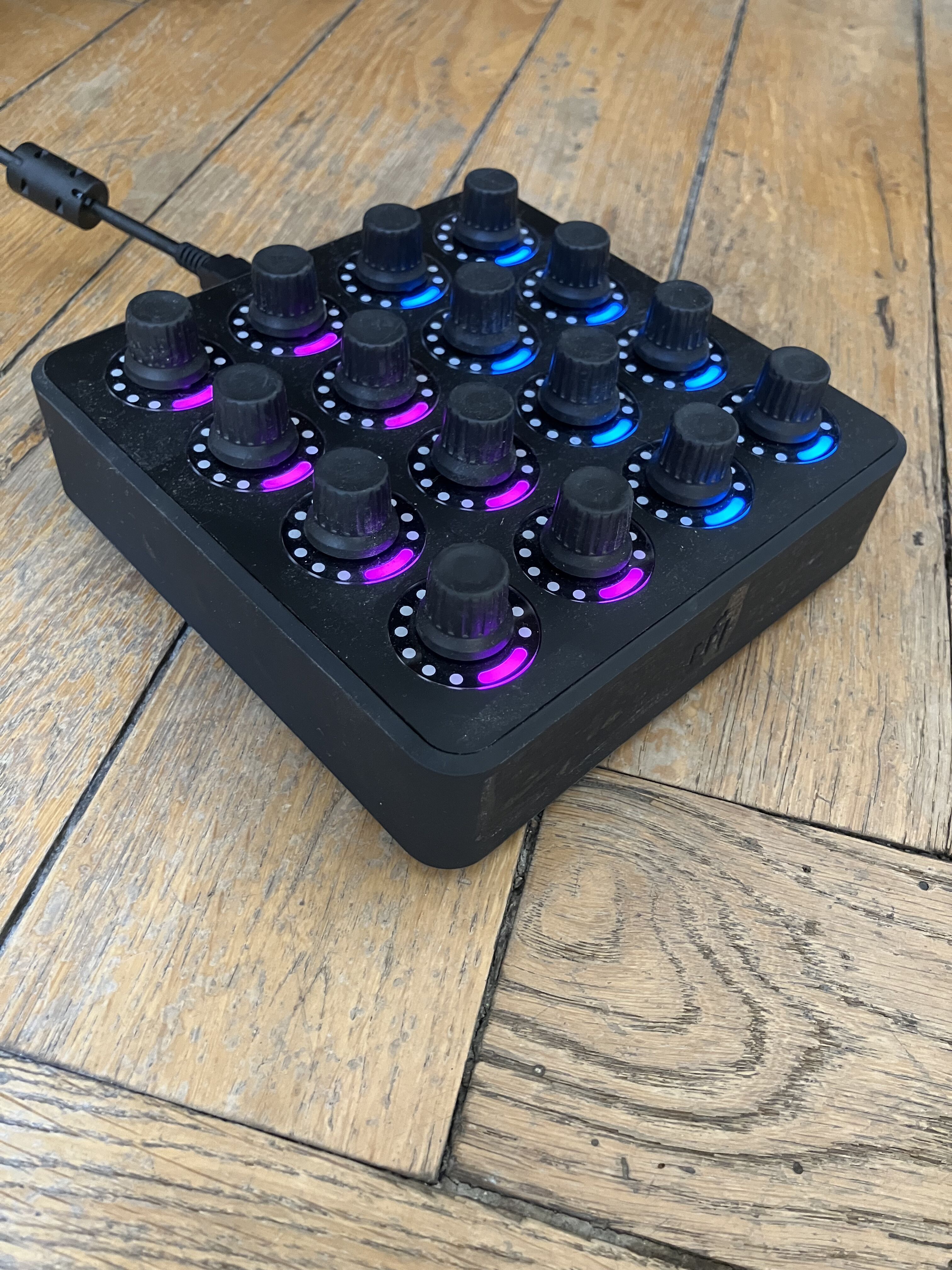 DJ Techtools Midi Fighter Twister (51204)