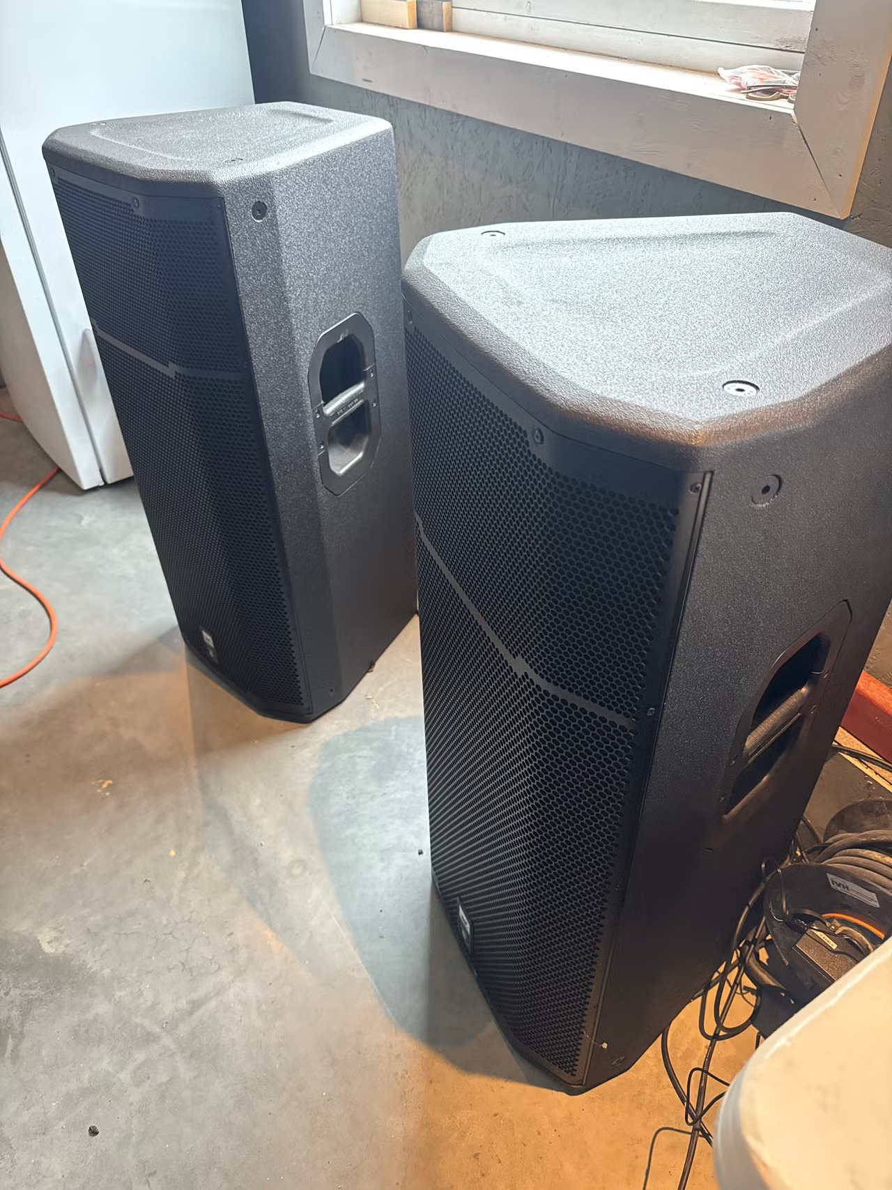vends une paire d enceinte amplifiée JBL prx 635
