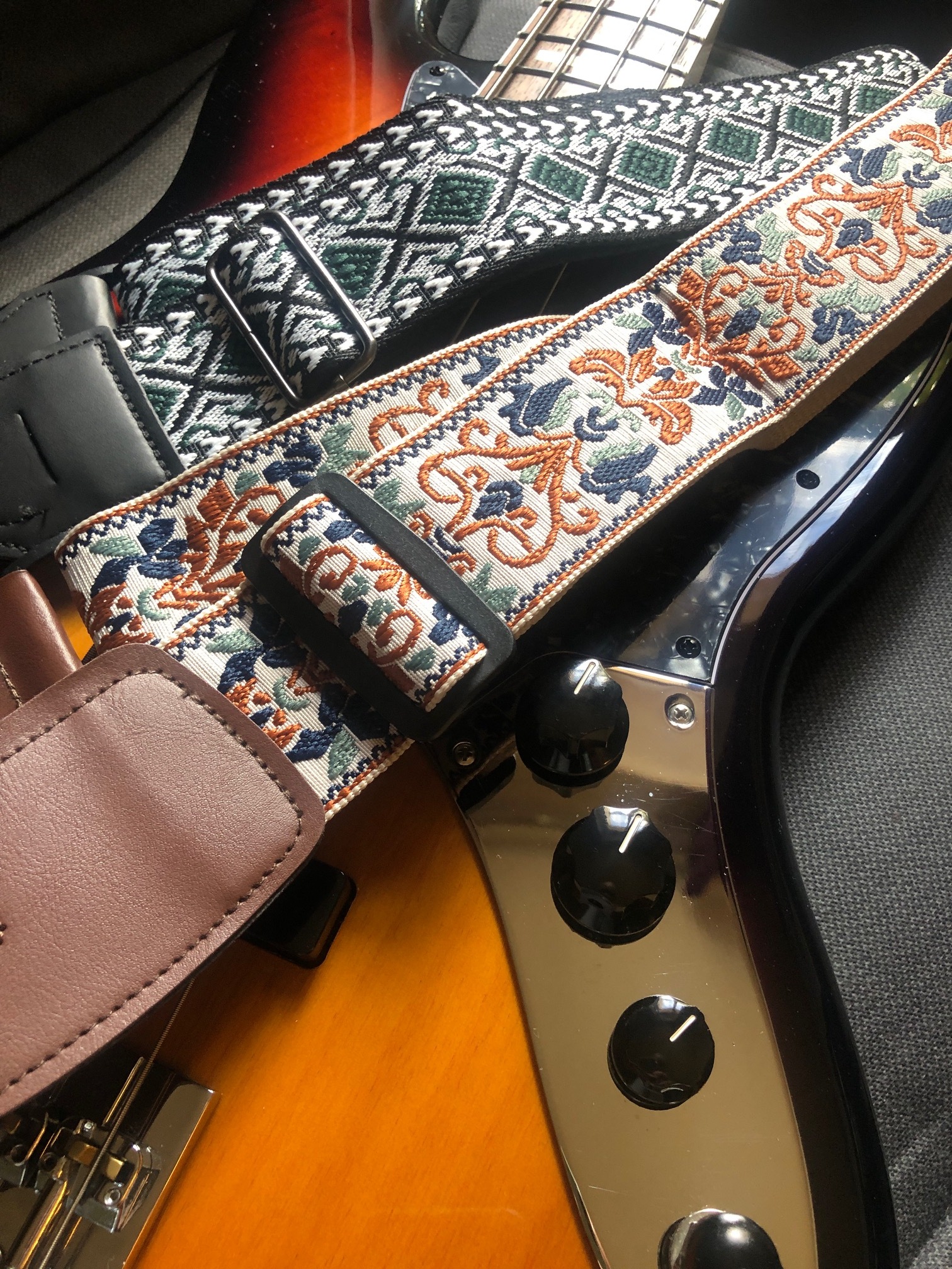 Belles Sangles pour Guitare et Basse électrique ou classique et Ukulélé