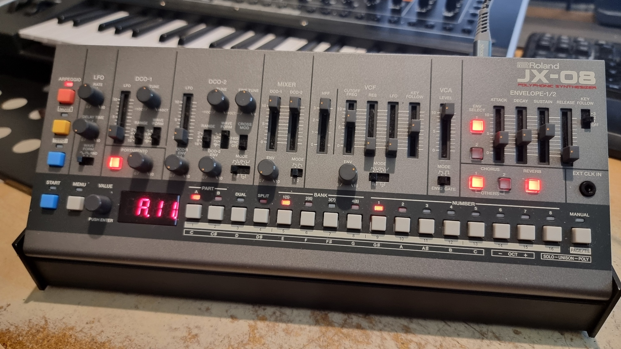 Roland JX-08 avec stand optionnel Roland DK-01
