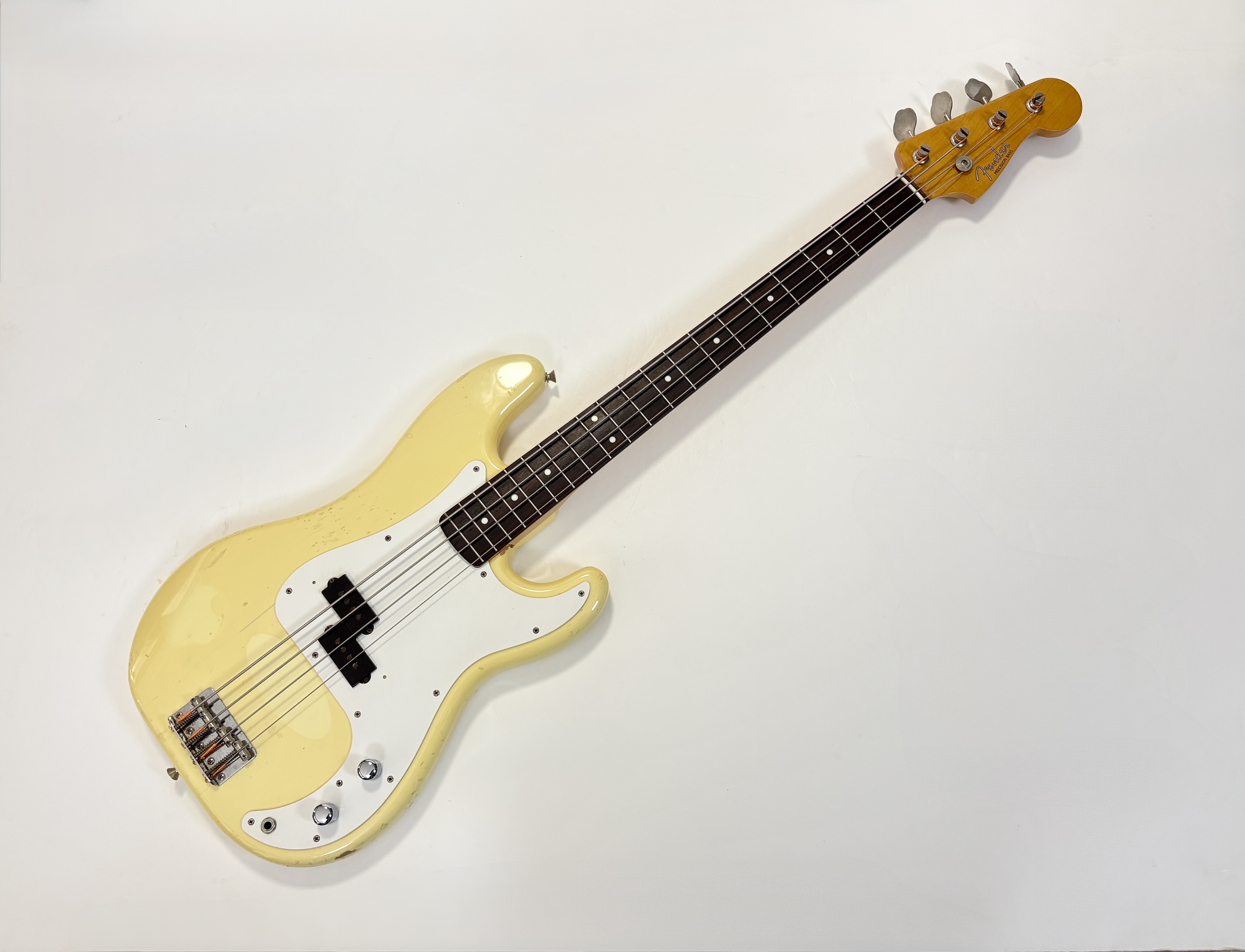 Fender Precision Bass PB-62 Vintage White 1997-2000 crafted in Japan