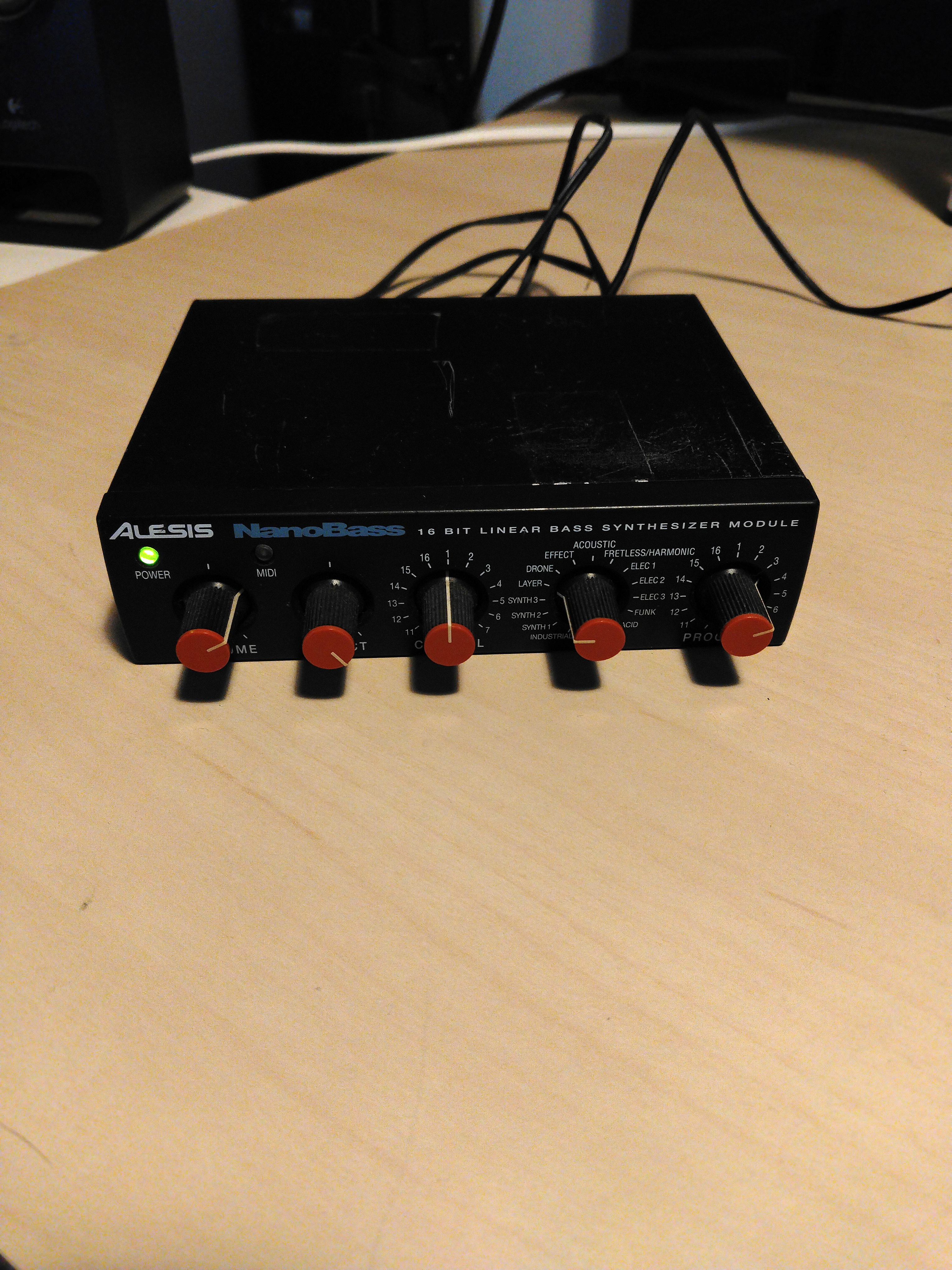 Alesis Nanobass : rack de basse compact plug'n'play