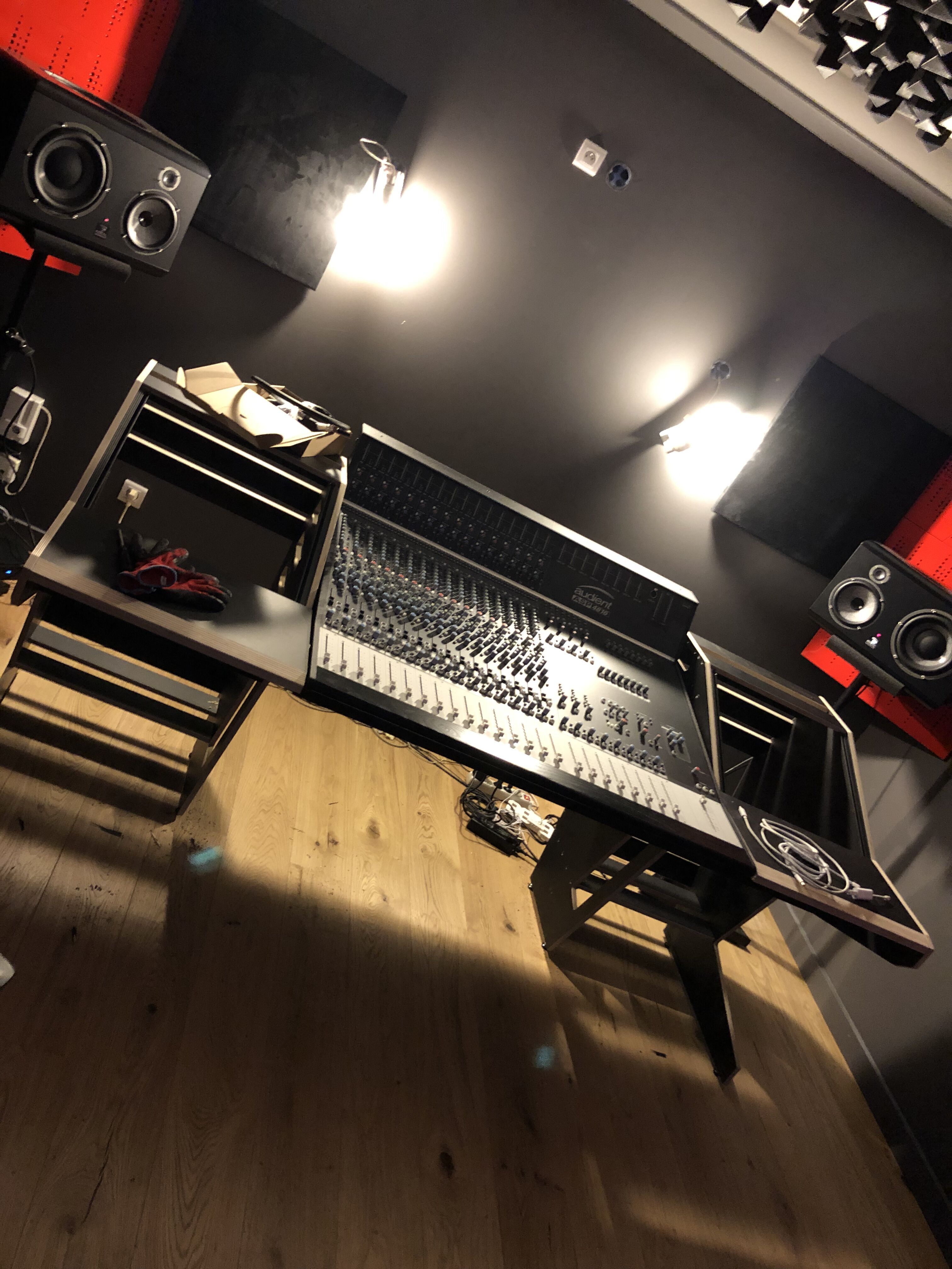 Studio Analogique Complet – Audient ASP4816 + Câblage + Bureau Sur Mesure