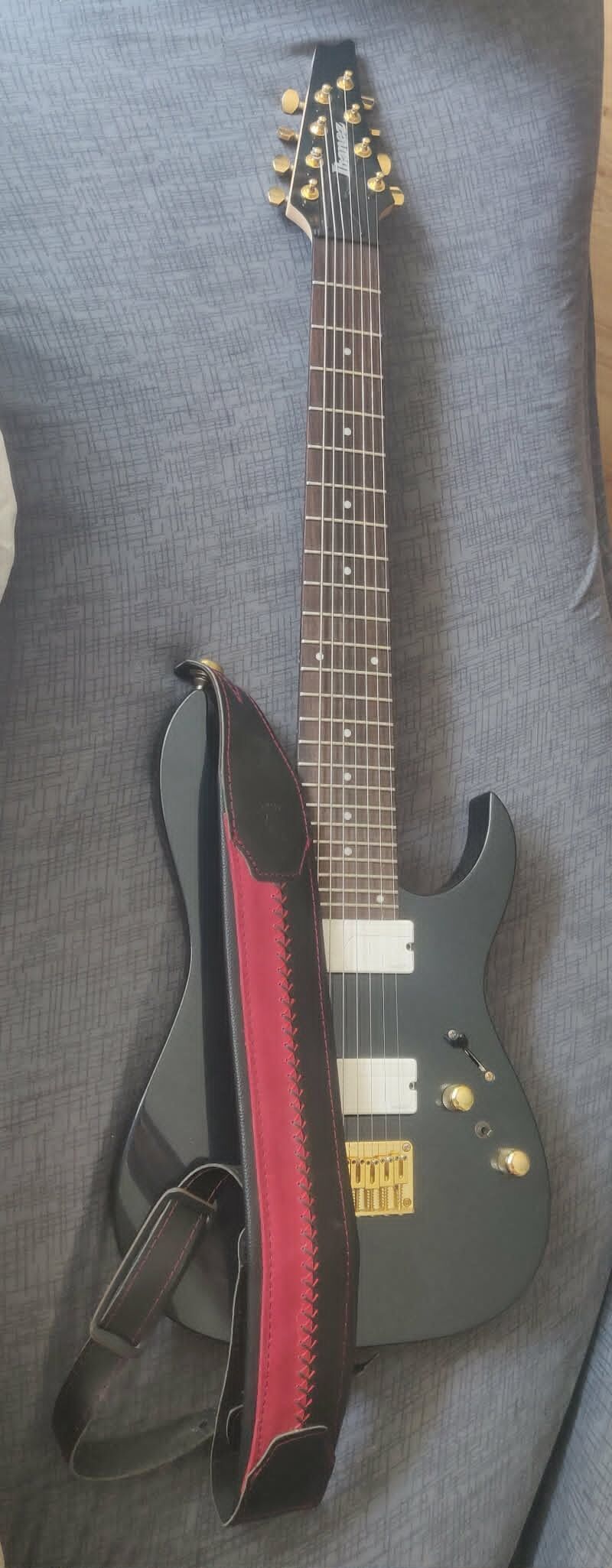 Ibanez 8 cordes RG80F-IPT en parfait état