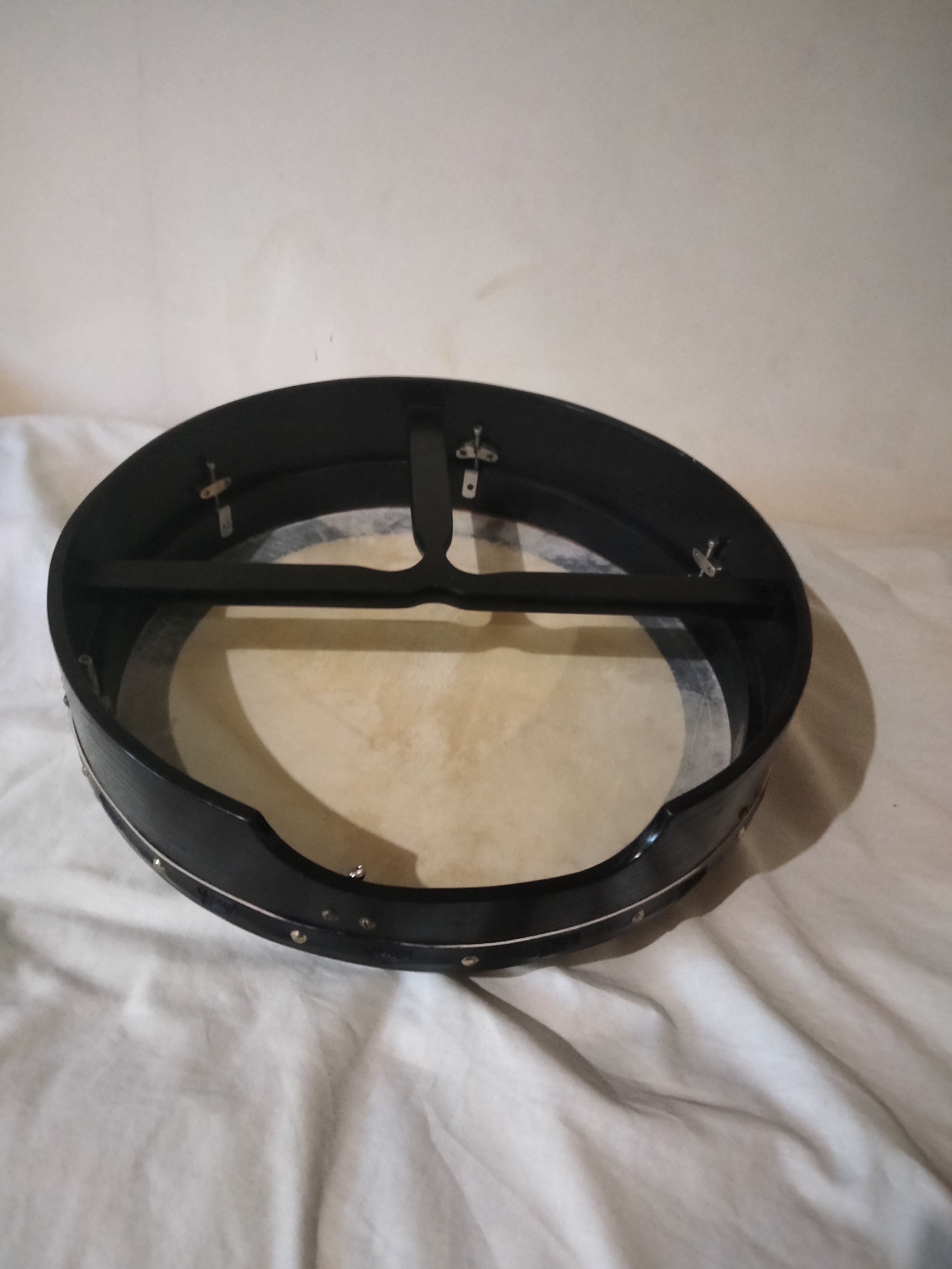 vends Bodrhan, très peu servi, acheté chez Irish Musical Instruments à Dublin