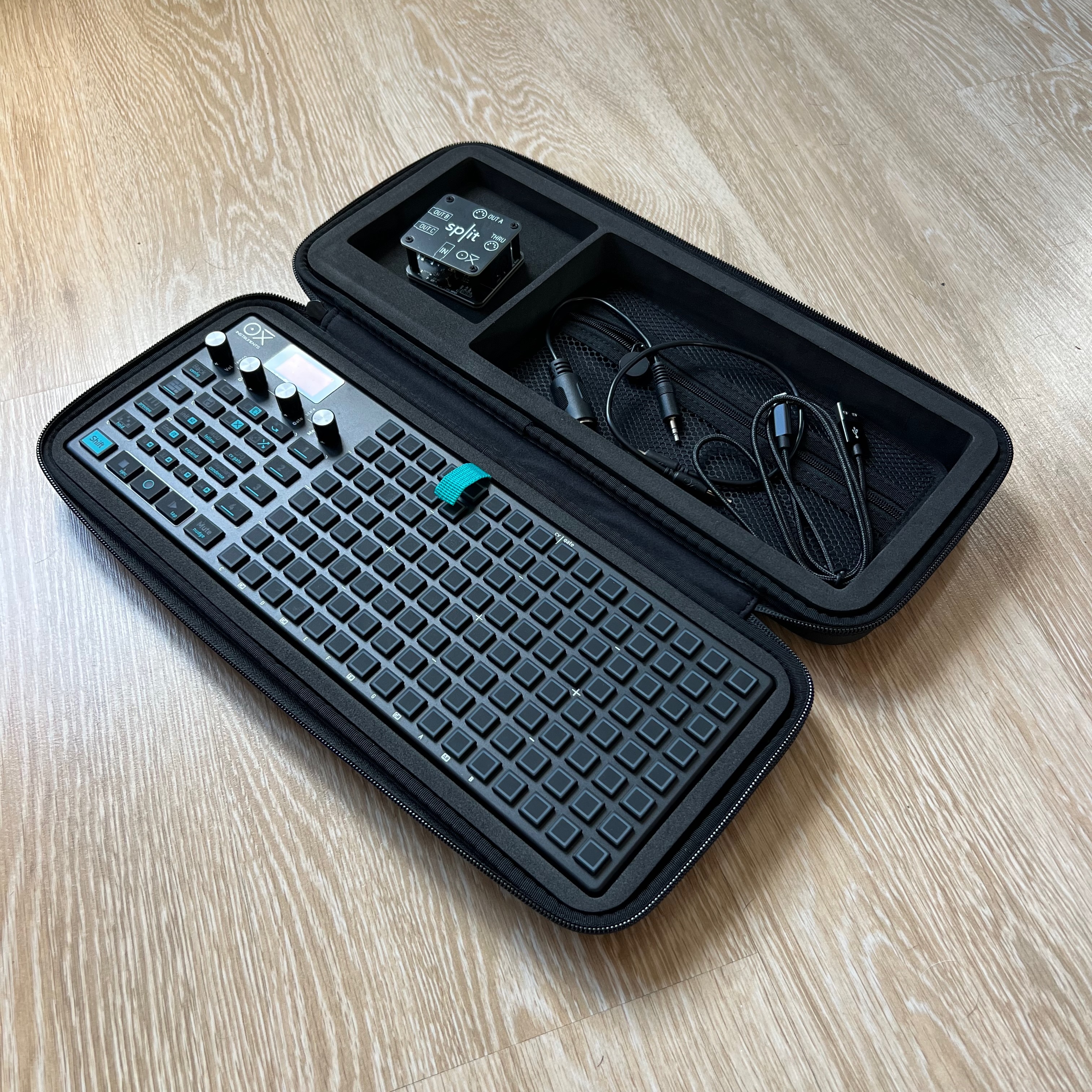 OXI ONE MKI + accessoires, câbles et travel case 