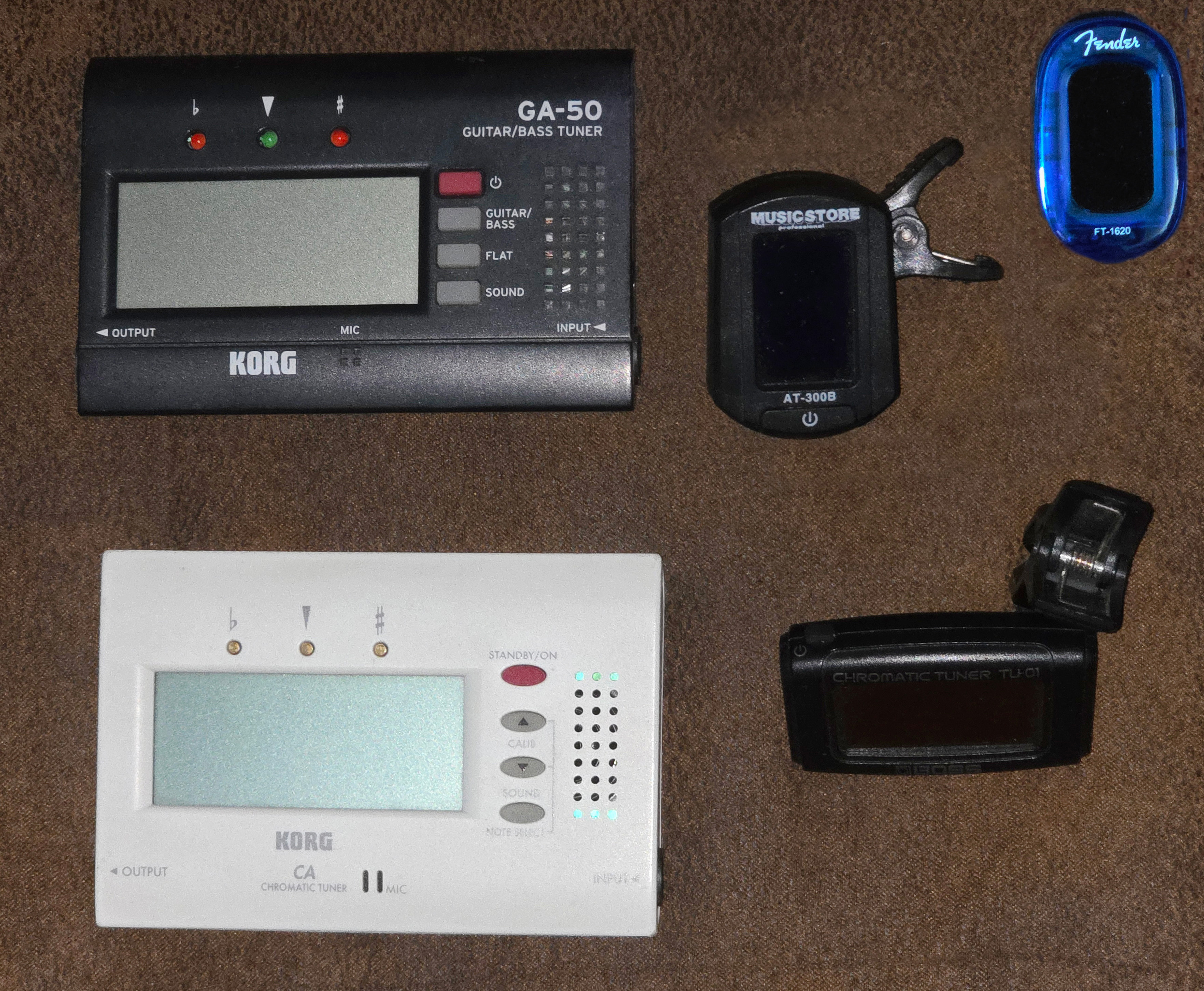 Lot 5 Accordeurs Korg GA50, Korg CA40, Boss TU01, Fender California FT-1620, Musicstore AT300B