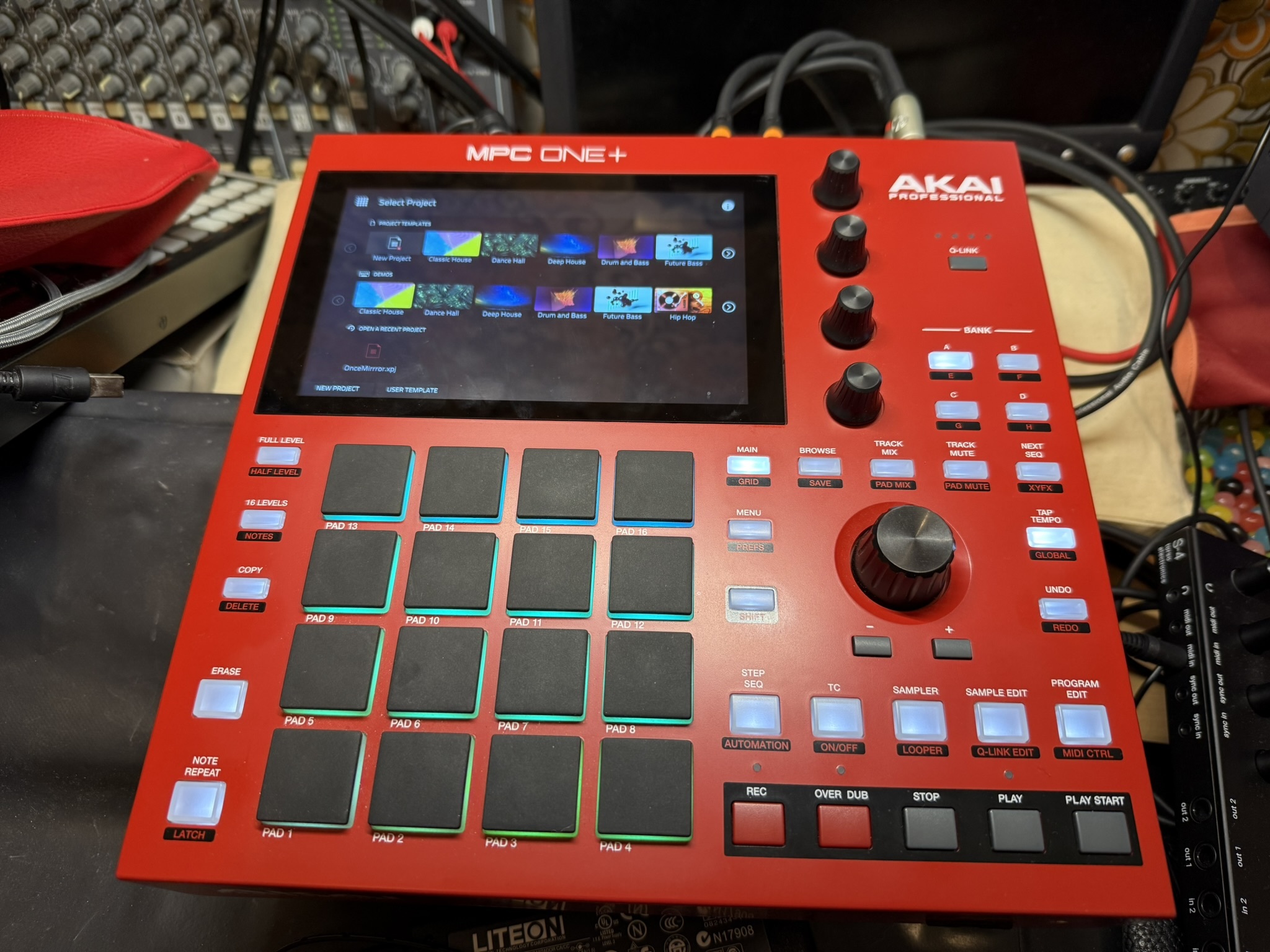 MPC One+ avec instruments, pack pro, stem et samples