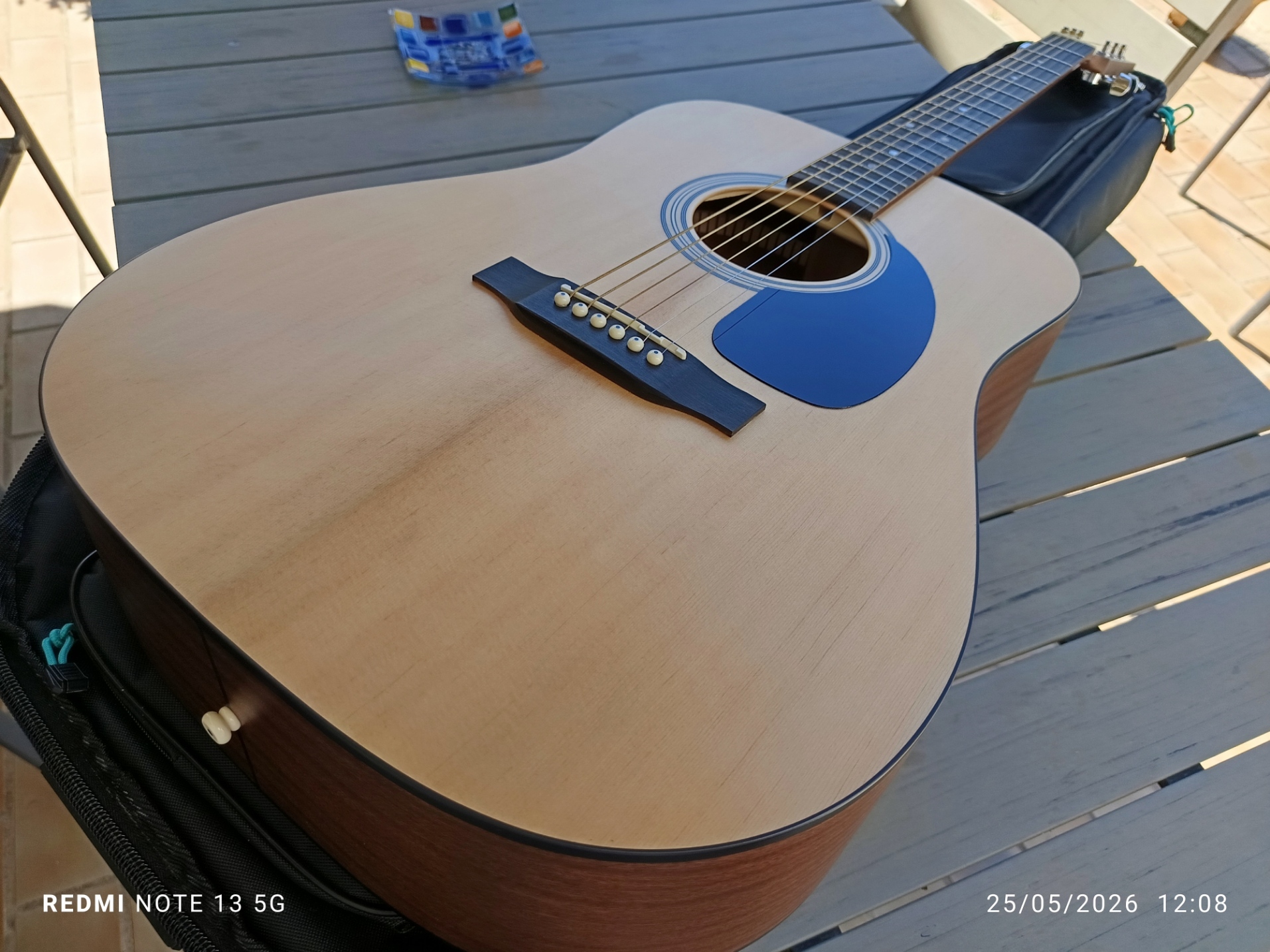 Vends guitare Folk Harley Benton CLD 16S comme neuve avec housse.