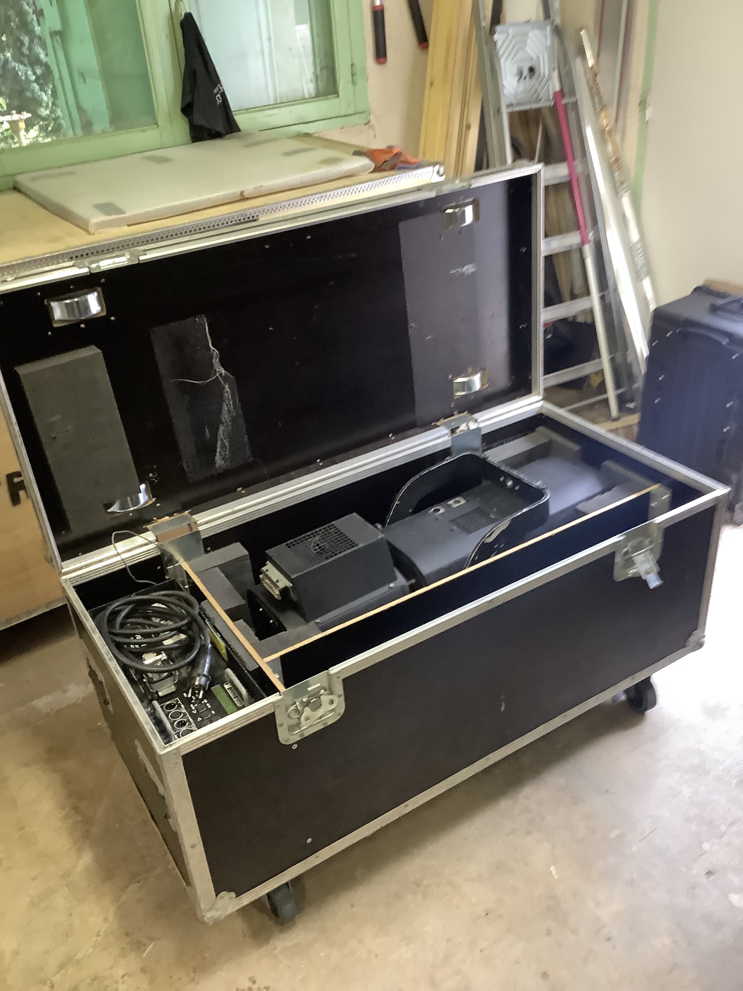 Découpe HMI 1200 W Robert Juliat avec Ballast et lampe de Spare + Flight Case
