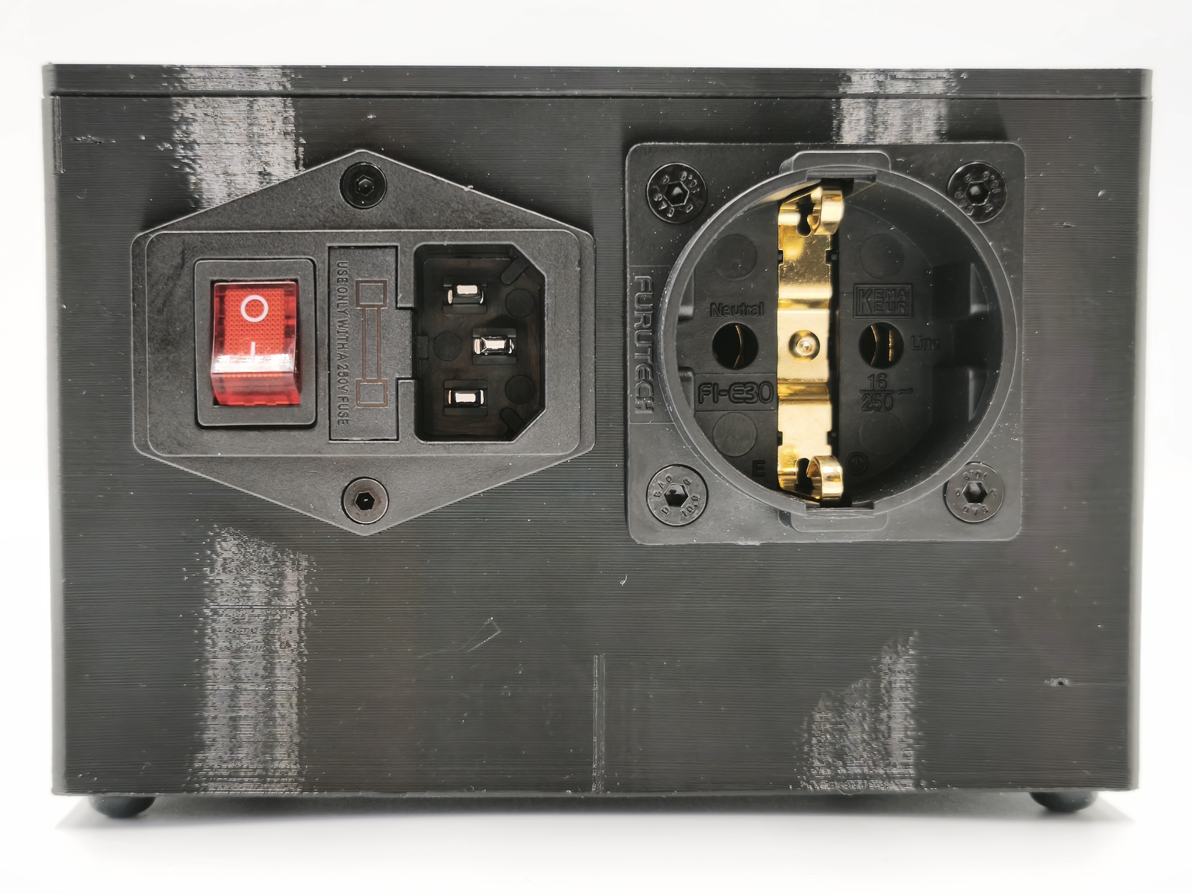 DC-Blocker audio passif – suppression du buzz secteur (Schuko Version)