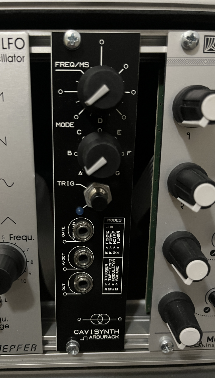 Eurorack CAVISYNTH Ardurack – Module multifonction (oscillo VCO / LFO / trigger)