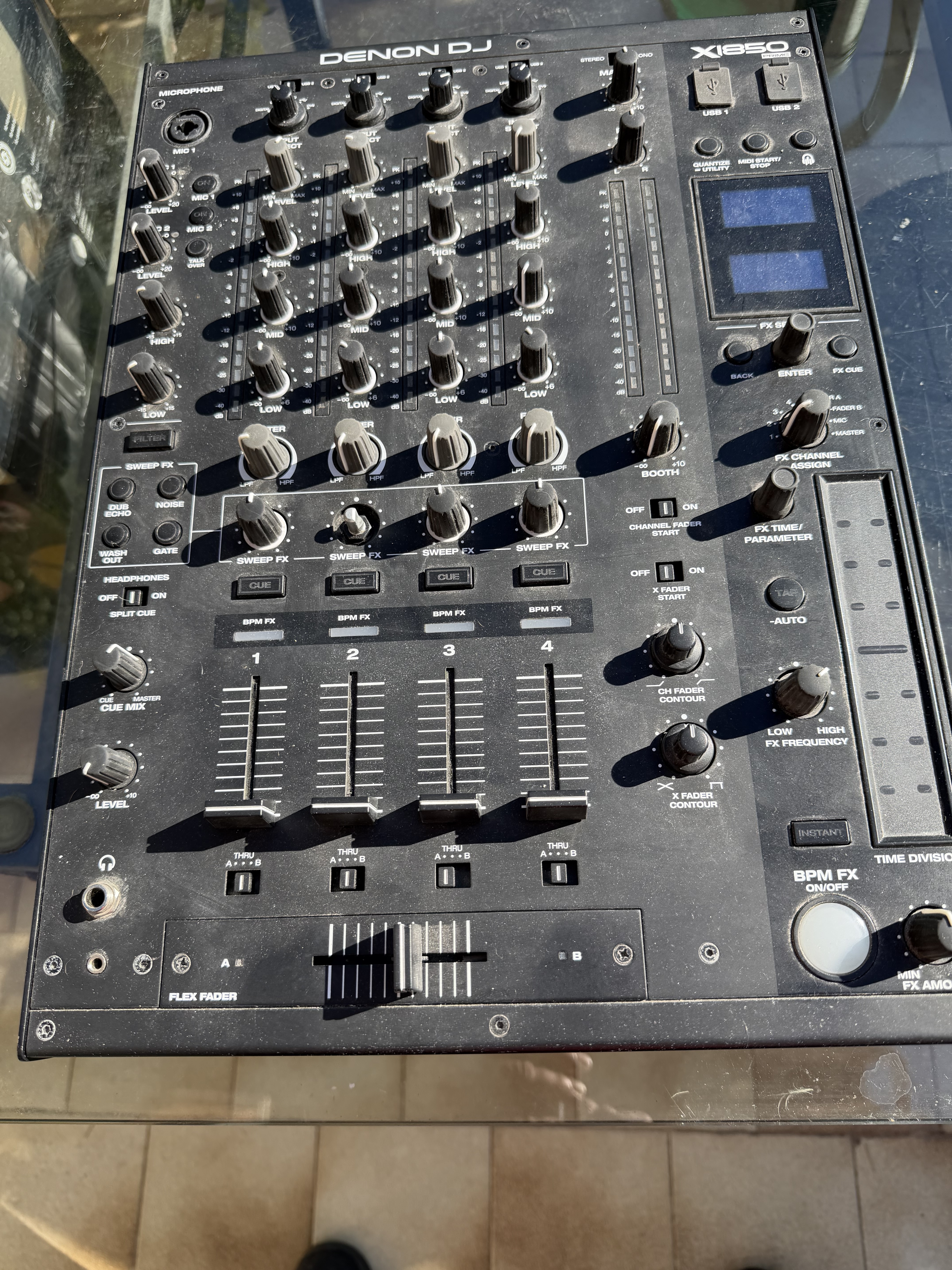 À vendre : Table de mixage professionnelle Denon DJ X1850 Prime. Matériel haut de gamme pour DJ, idéal club ou home studio.