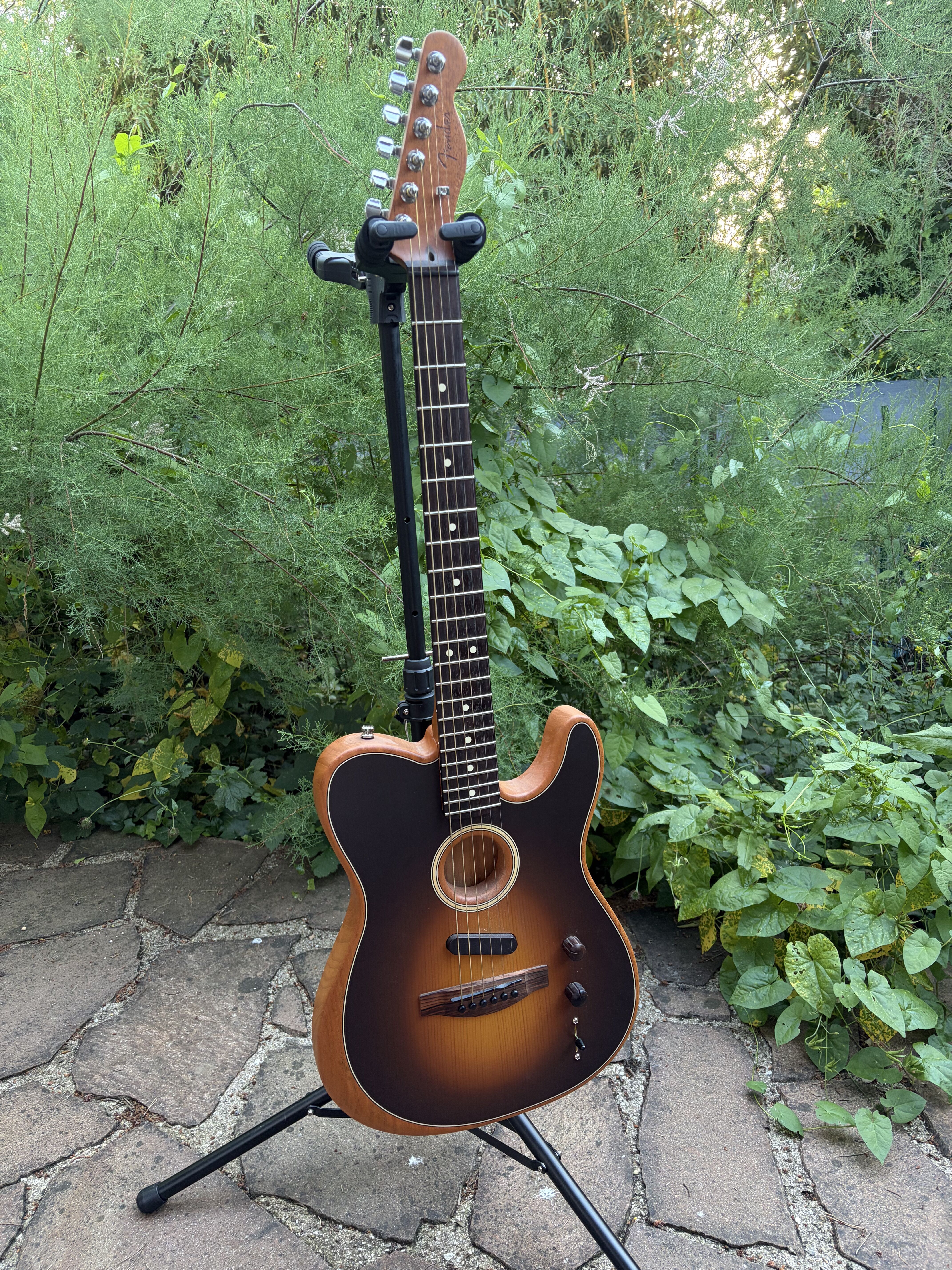 Vends Acoustasonic Player Telecaster en très bon état avec sa housse de transport