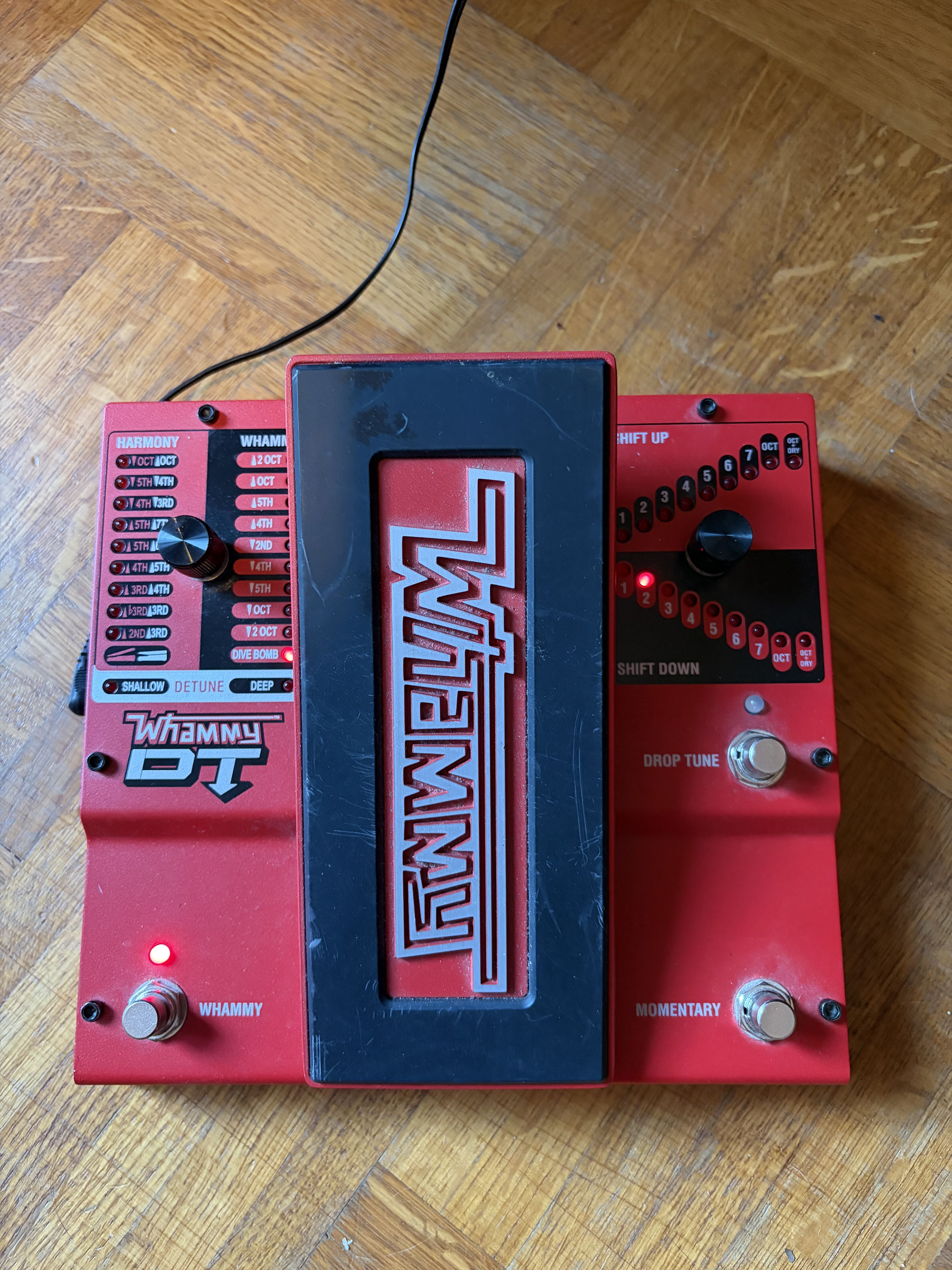 Vends DigiTech Whammy DT en très bon état avec alimentation et emballage d'origine