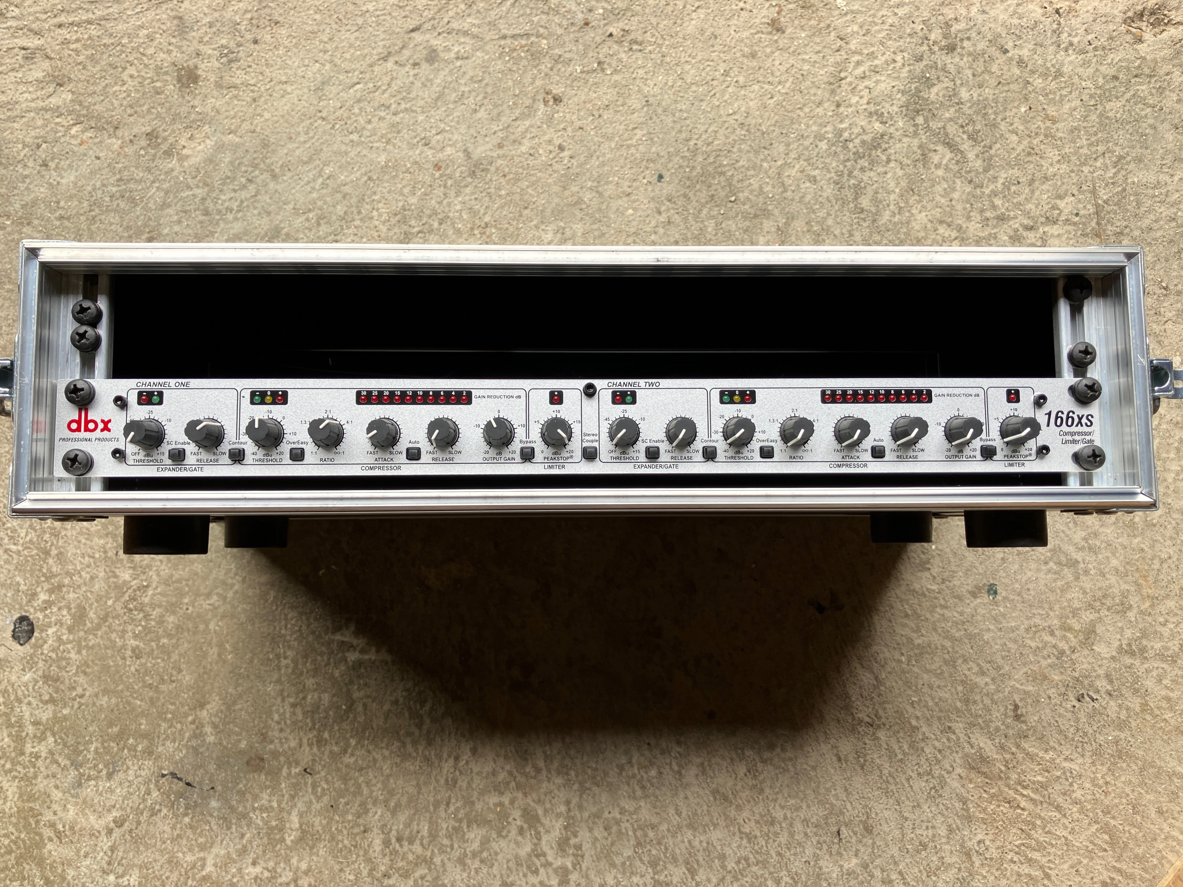 LOT COMPRESSEURS (dbx 166xs & Alesis 3630) + Rack Thon 2u