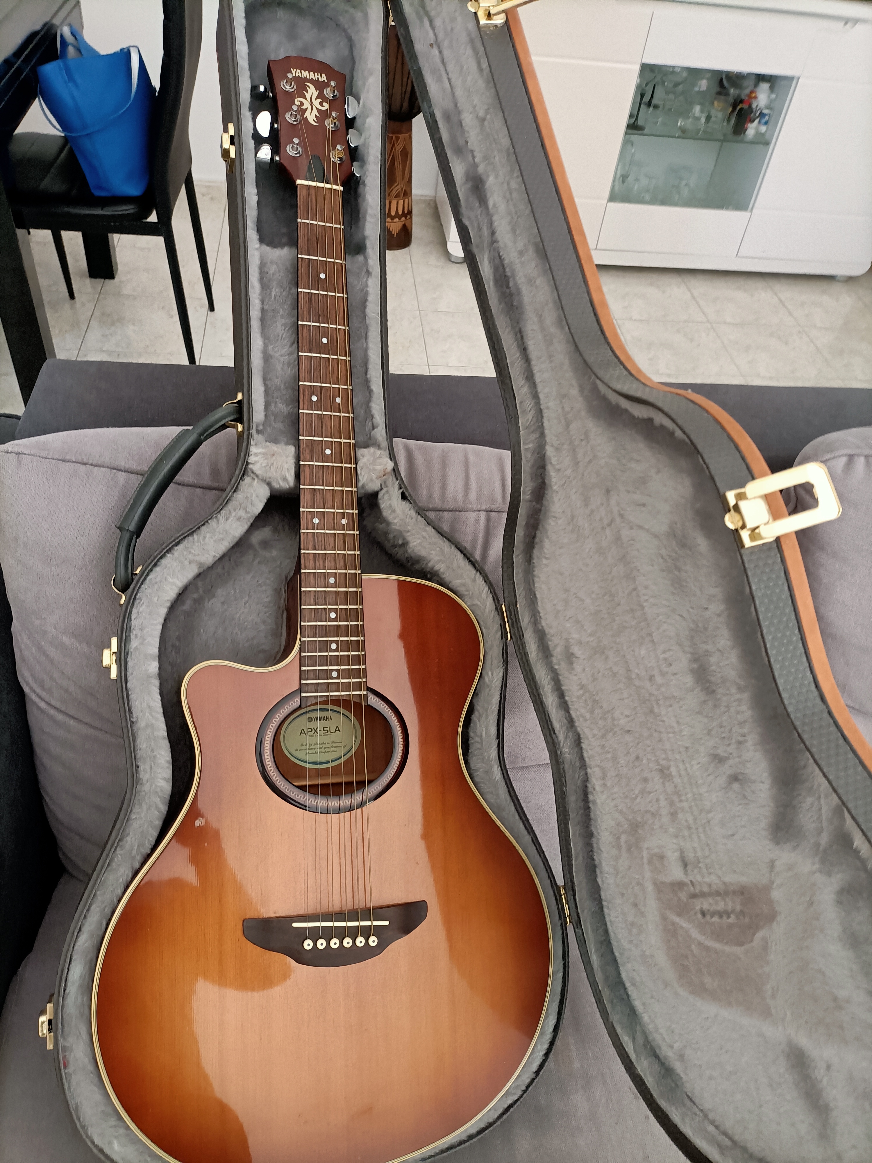 Vends guitare électro acoustique Yamaha gaucher