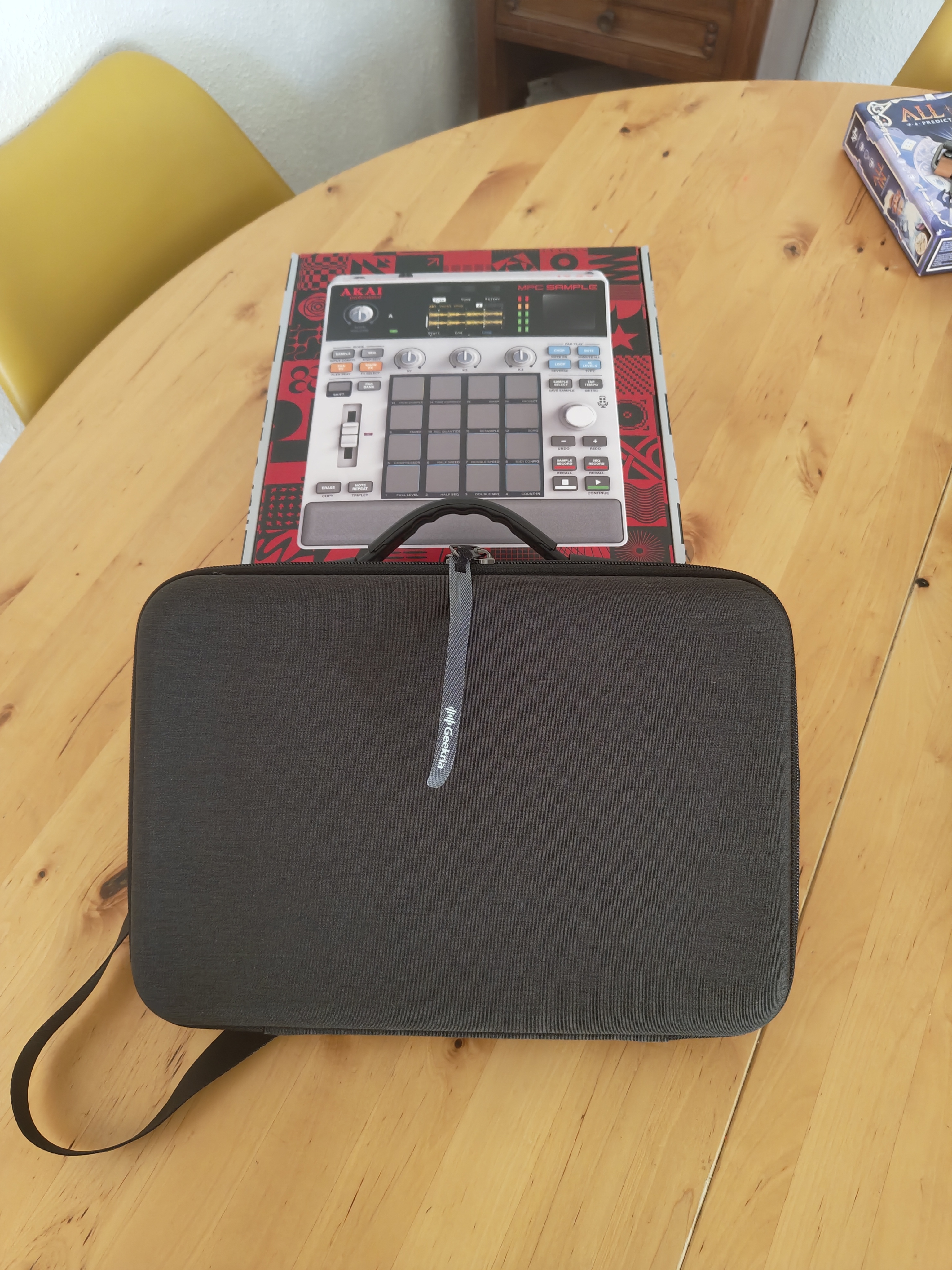 Vends Akai Mpc Sample avec son étui de transport dédié 