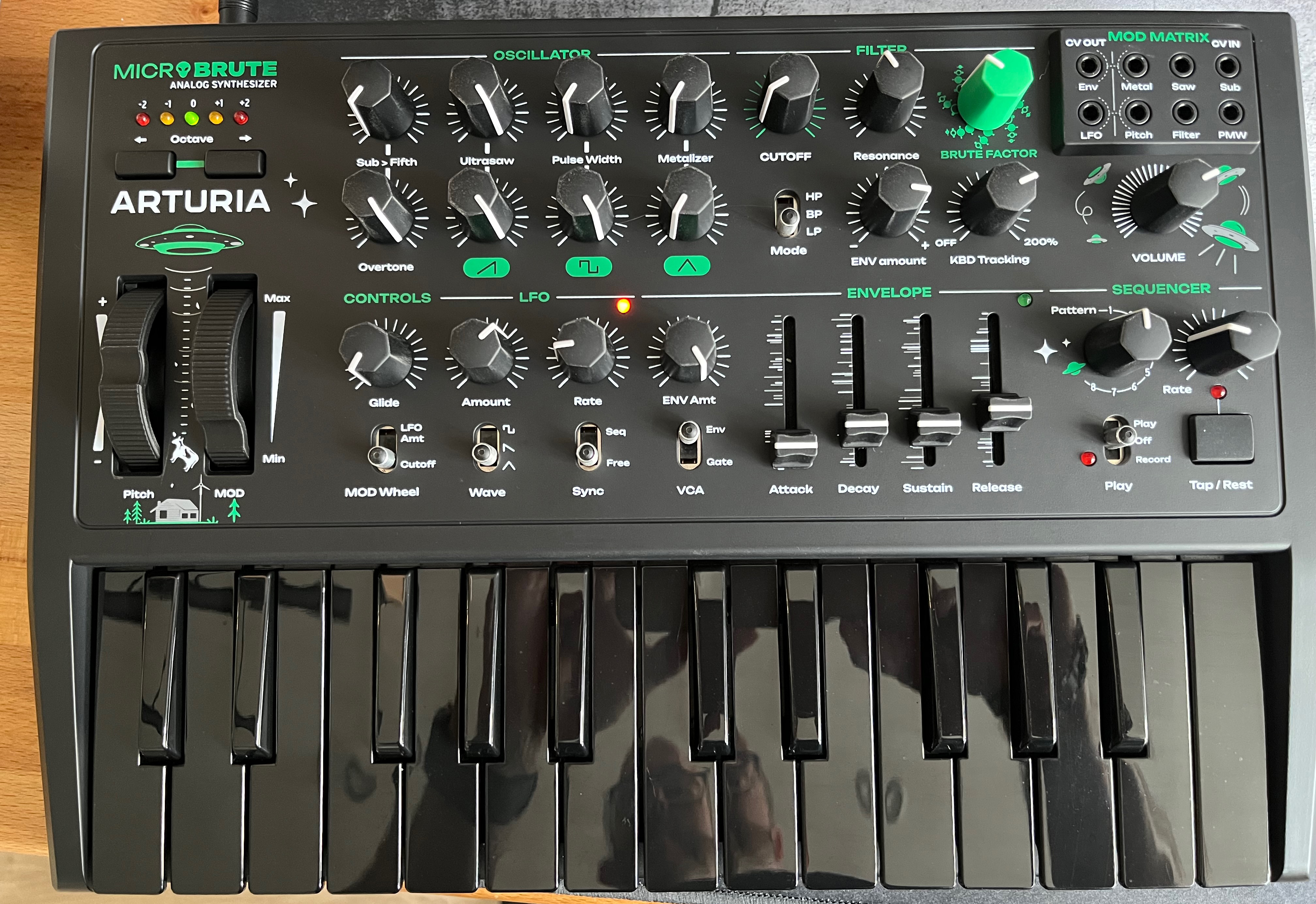 Arturia MicroBrute UFO – État neuf – Boîte d’origine